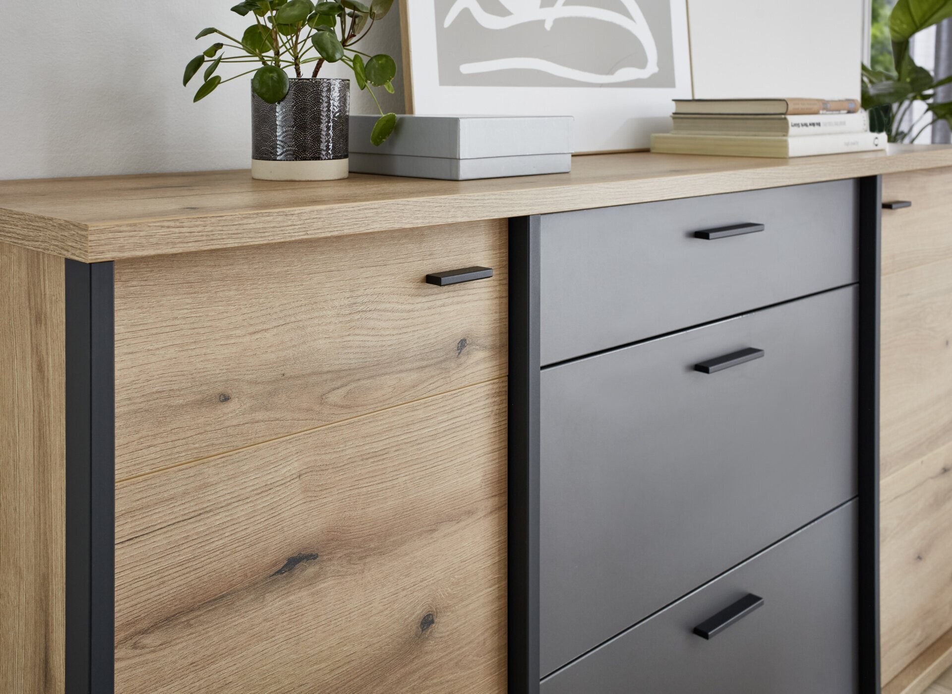 Sideboard, Melo
