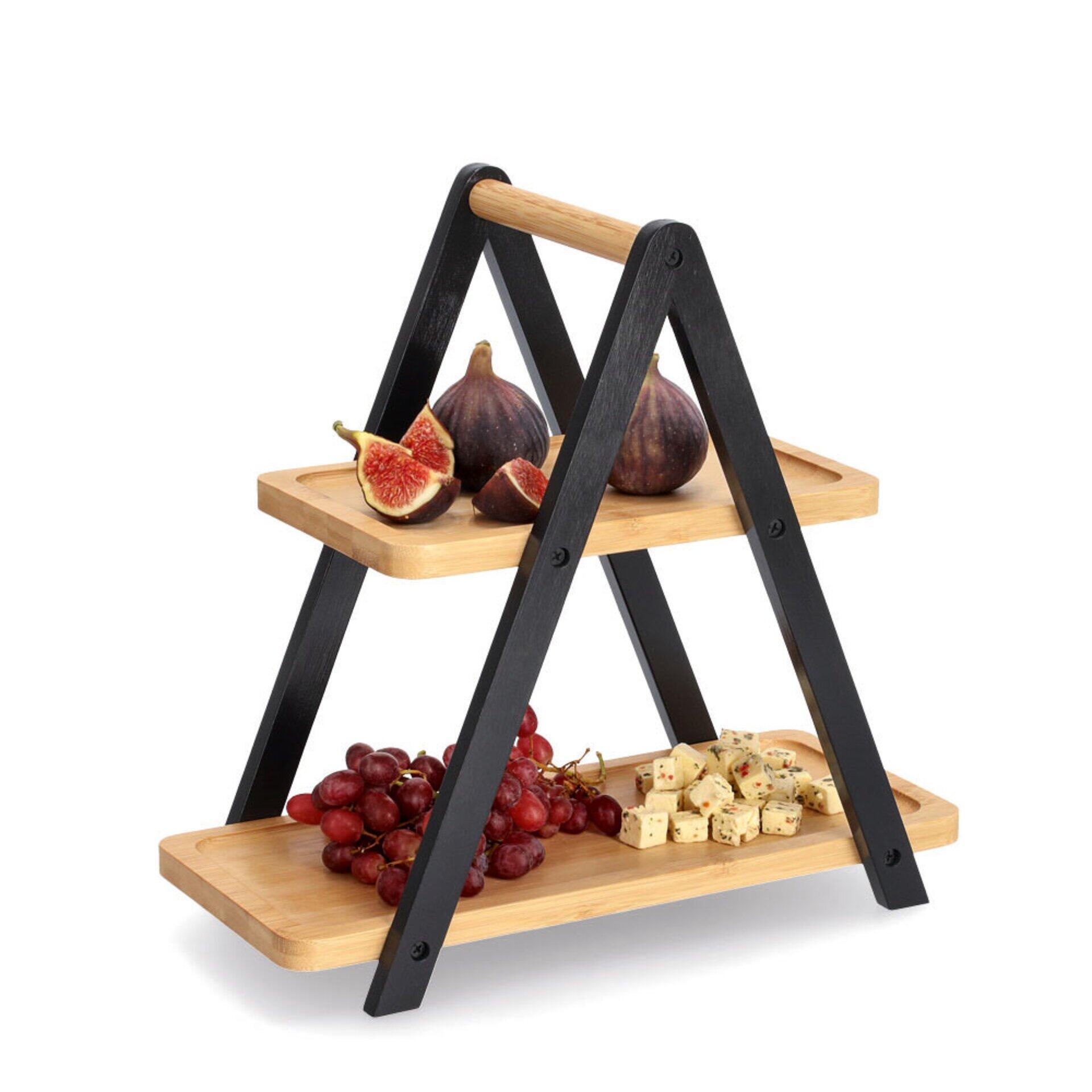 Serviertablettständer Etagere mit zweistöckiger Holz- und Metallkonstruktion, inklusive Tragegriff, präsentiert mit roten Weintrauben und Feigen.