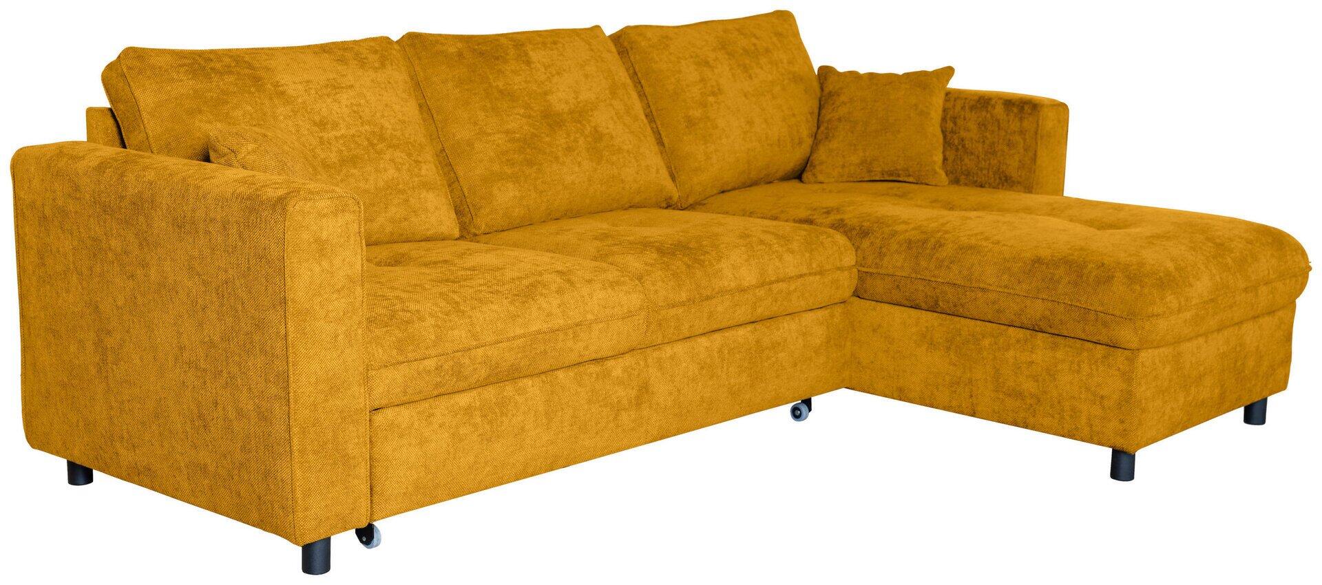 Gelbes Ecksofa Tokyo mit samtiger Oberfläche, schwarzen Metallfüßen und voluminösen Zierkissen aus der Frontalperspektive.