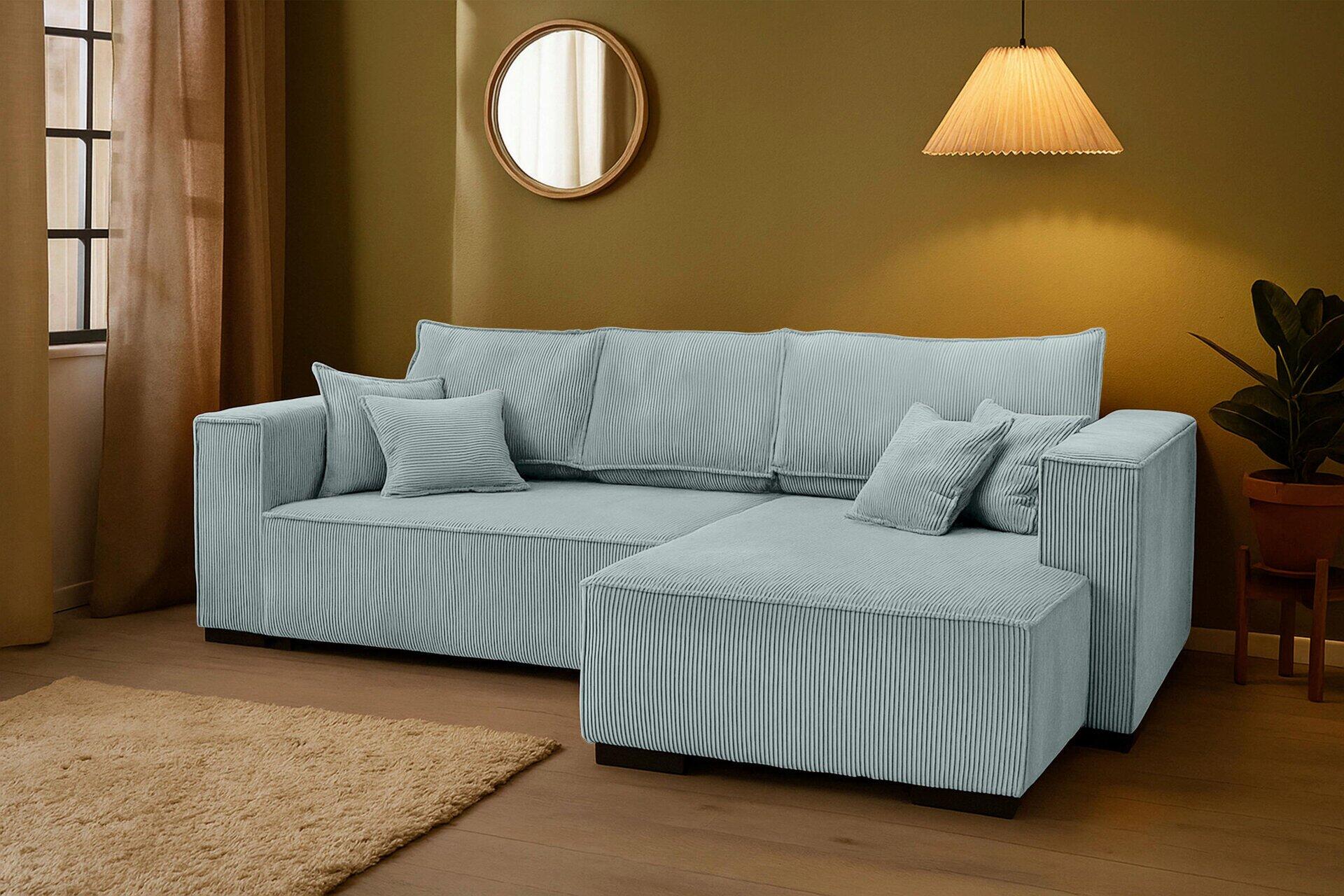 Helles Ecksofa Mango mit Cordstoffbezug und schräger Rückenlehne, das die modulare Bauweise und das separate Fußteil zeigt.