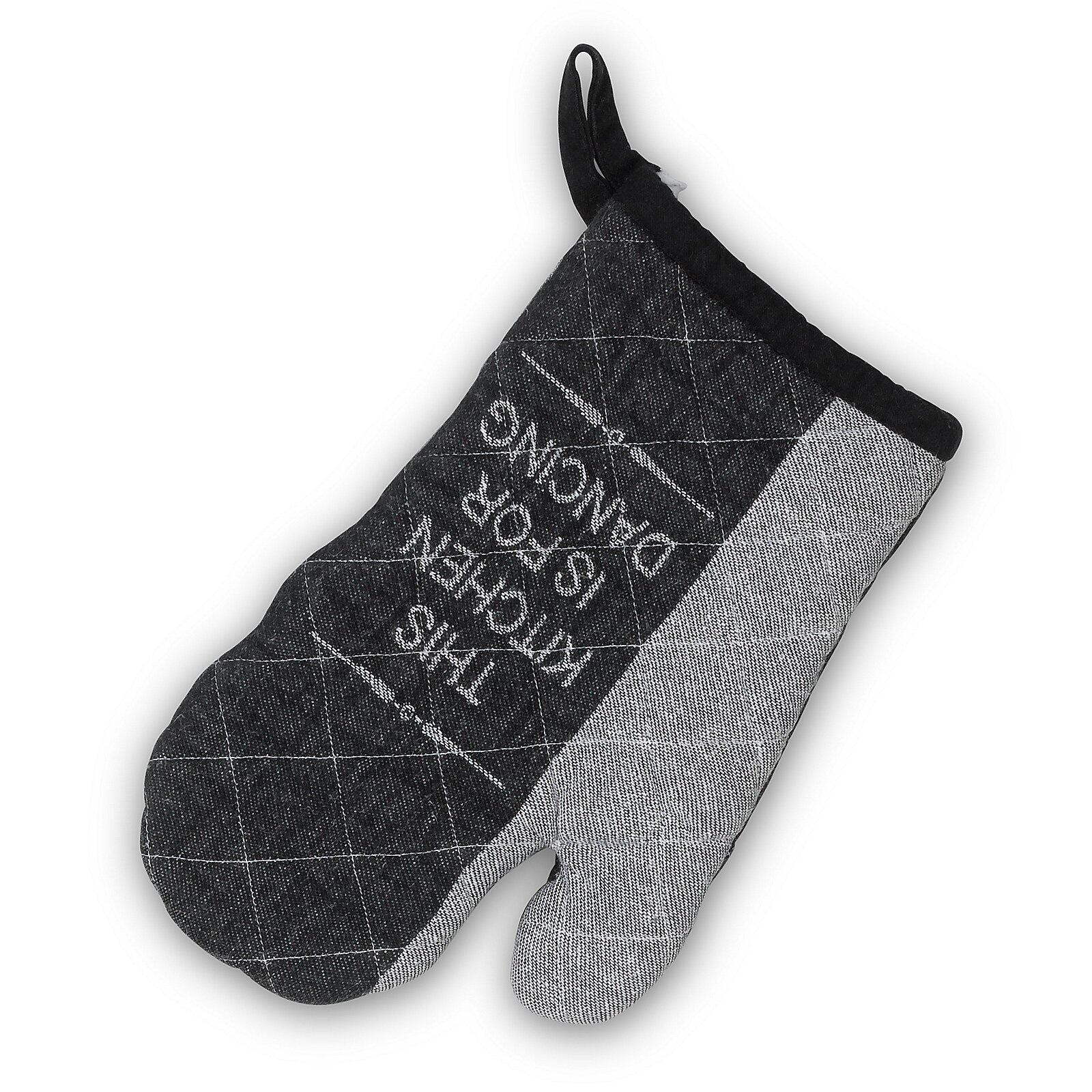 Schwarzer Topfhandschuh Gianna mit strukturierter Oberfläche, Aufhänge Schlaufe und Aufdruck "THIS IS FOR KITCHEN" aus Vogelperspektive.