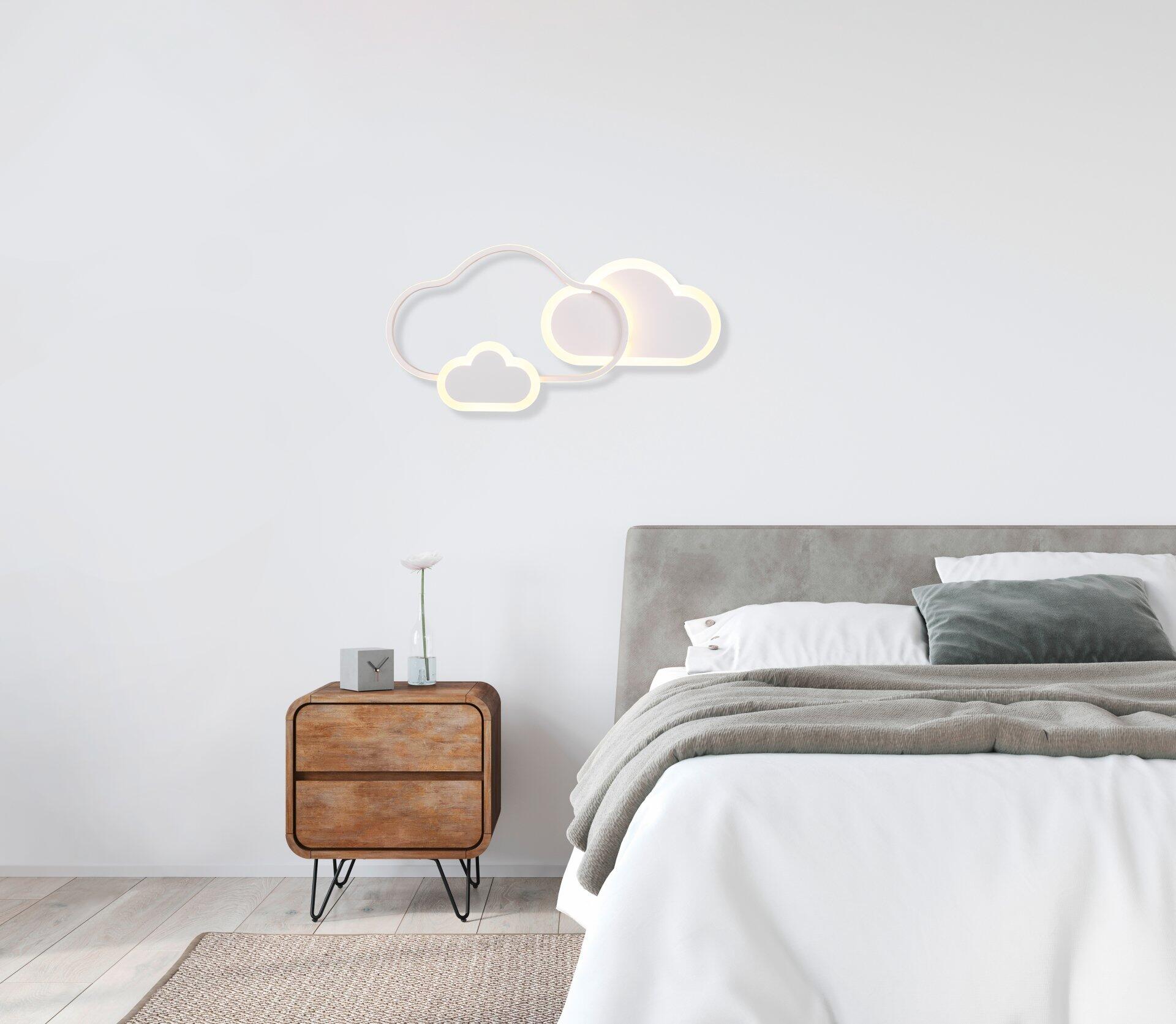 Deckenleuchte Cloudy im Schlafzimmer, leicht erhöhte Perspektive zeigt das sanfte, indirekte Licht der integrierten RGBW Farbwechsler-Herzen an der Wand.