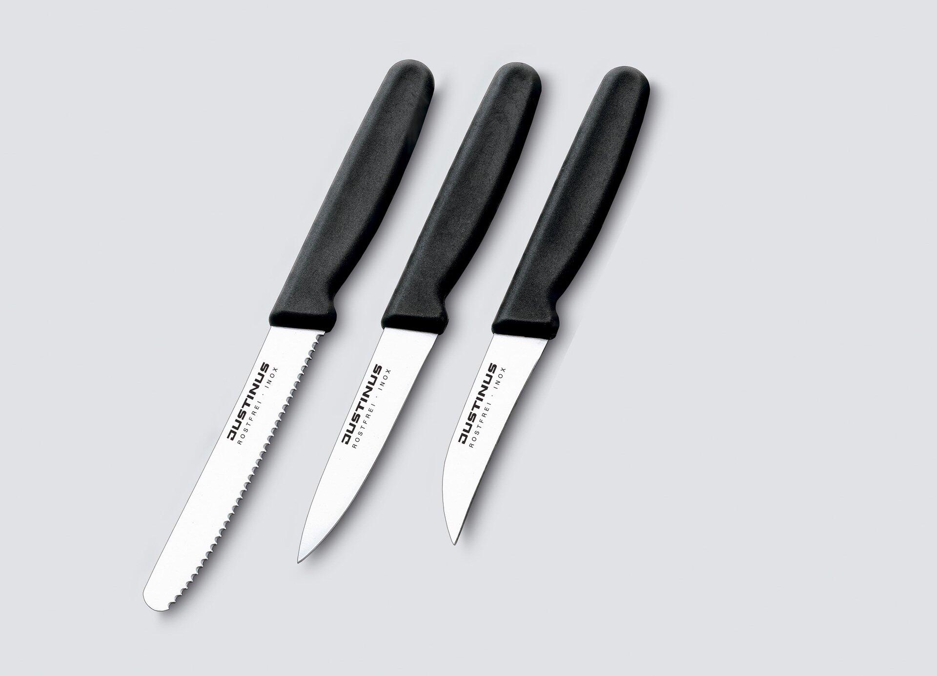 Brötchenmesser 11, FineCut: Drei Messer mit gezackter Klinge und schwarzem Kunststoffgriff, dargestellt aus gerader Perspektive, zeigen die rostfreien Klingen mit "JUSTINUS" und "rostfrei INOX" Aufschrift.