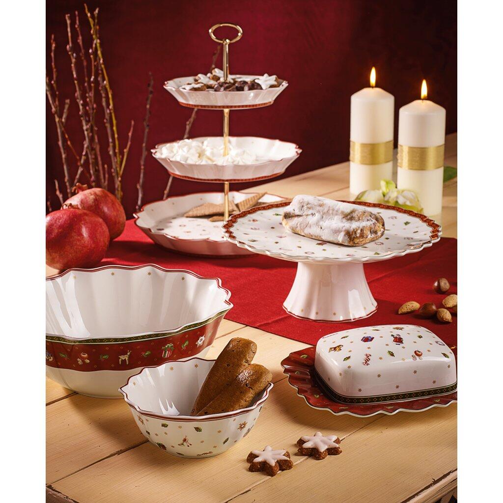 Weißes Toy's Delight Schüssel-Servierplatte von Villeroy & Boch mit mehrstöckiger, runder Anordnung von Lebkuchen und Pralinen auf festlicher Holzoberfläche.