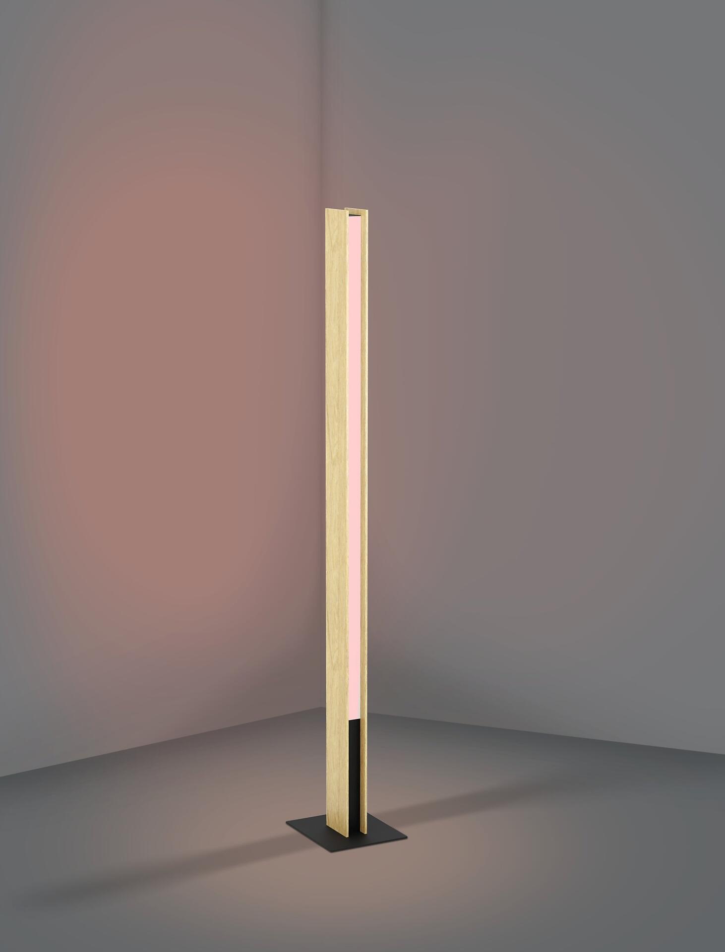 Stehlampe Anchorena-Z mit rechteckigem Korpus aus Holzimitat und Metallfuß, die durch diffuse, rosa-farbene Beleuchtung einen sanften Schein erzeugt und ein Bedienelement in der Mitte des Korpus integriert.