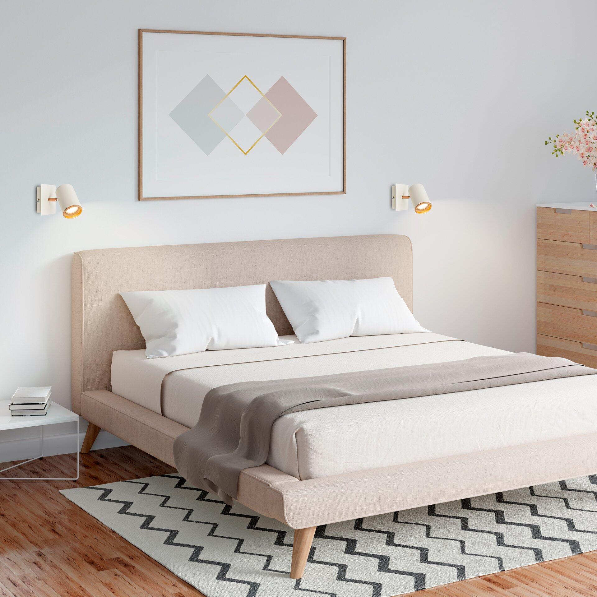 Bett Spot, Era, im ¾-Schnitt mit niedrigem, beigefarbenem Kopfteil und Stoffbezug, präsentiert in einem stilvoll eingerichteten Schlafzimmer.