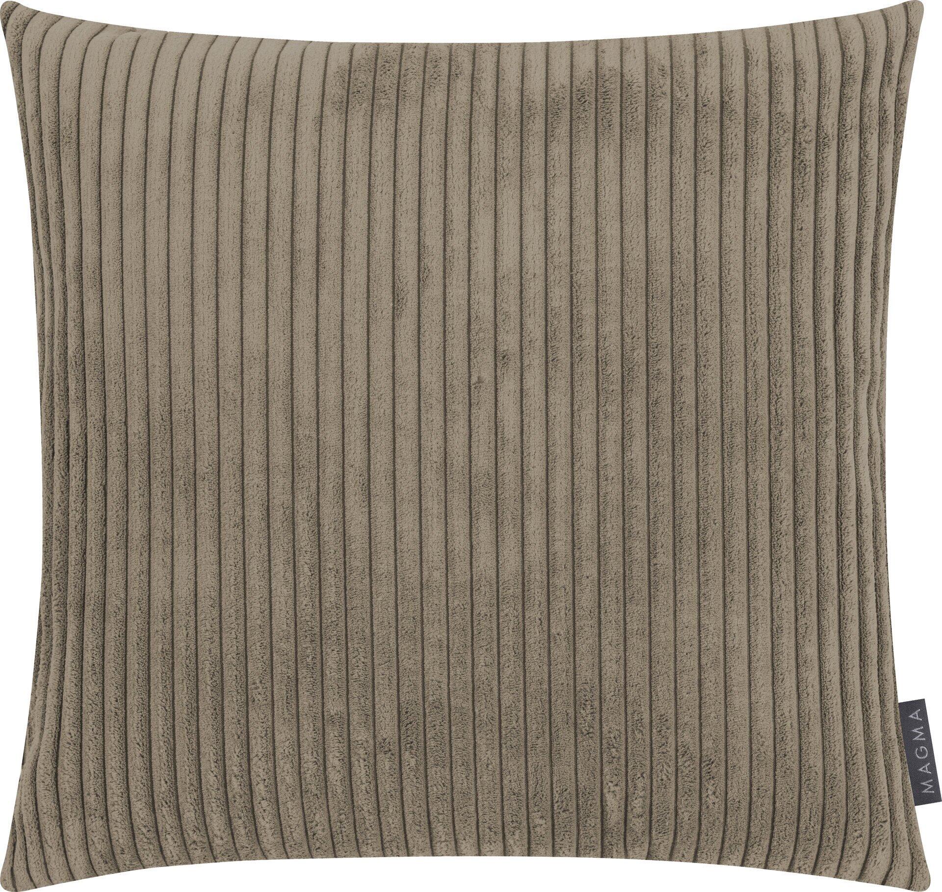 Quadratisches Kissen "Shara" mit vertikalem Cordmuster in Taupe und dezentem "MAGMA"-Logo.