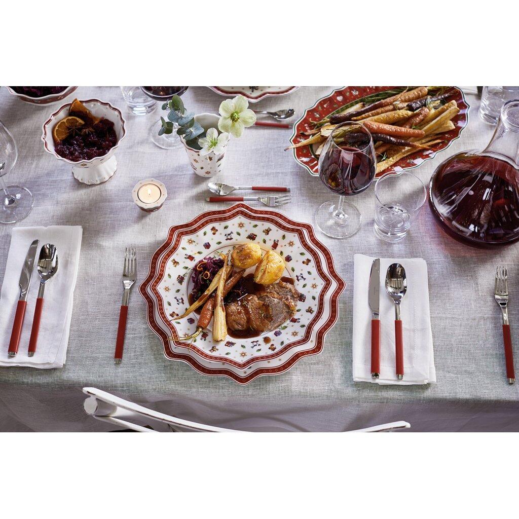 Weißer Speiseteller Toy's Delight mit weihnachtlichem Dekor, belegt mit Braten, Beeren und Gemüse, in einer festlich gedeckten Tafel aus Vogelperspektive.