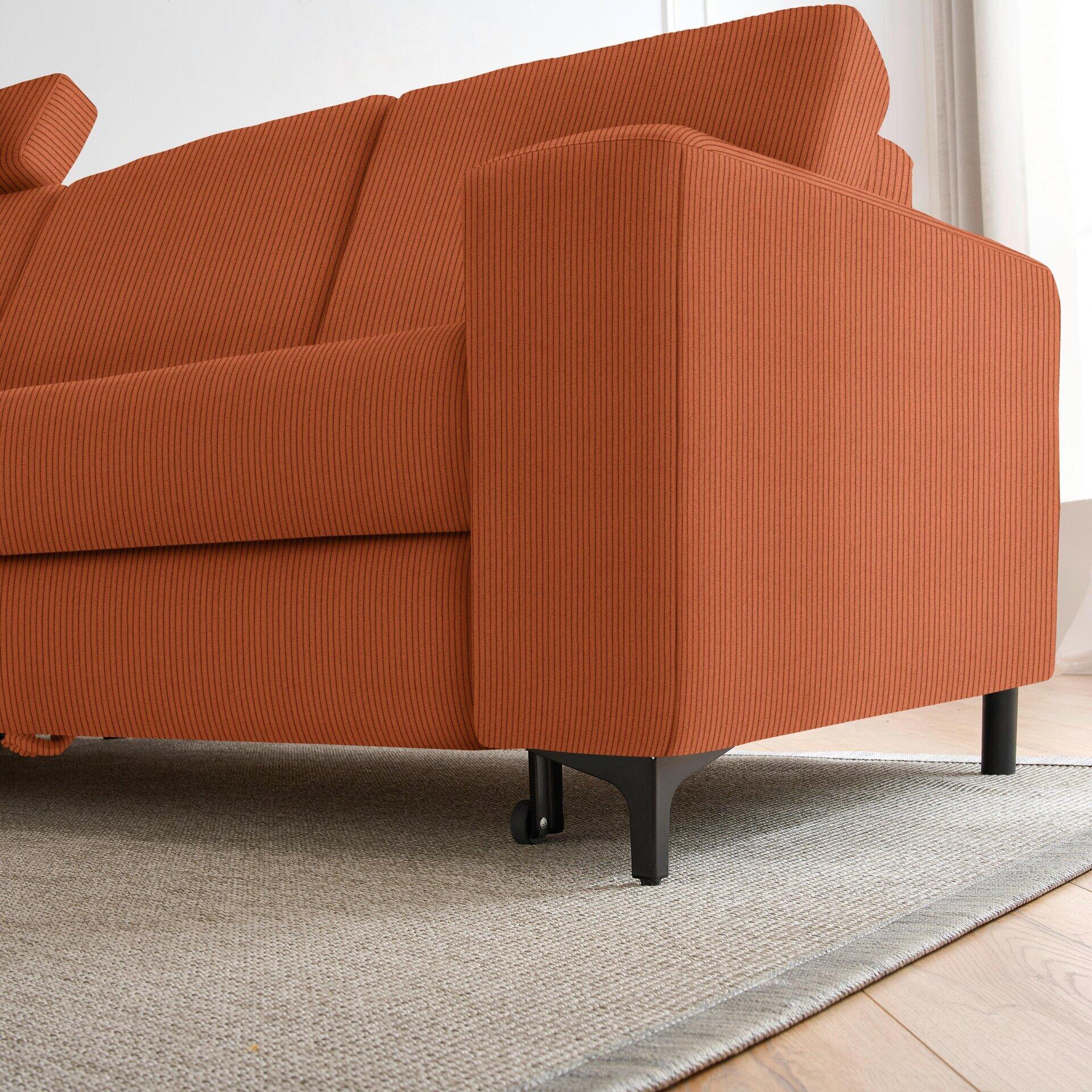 Ecksofa Balina mit hochgesteckter, leicht geneigter Rückenlehne und schmalen, schwarzen Metallfüßen.