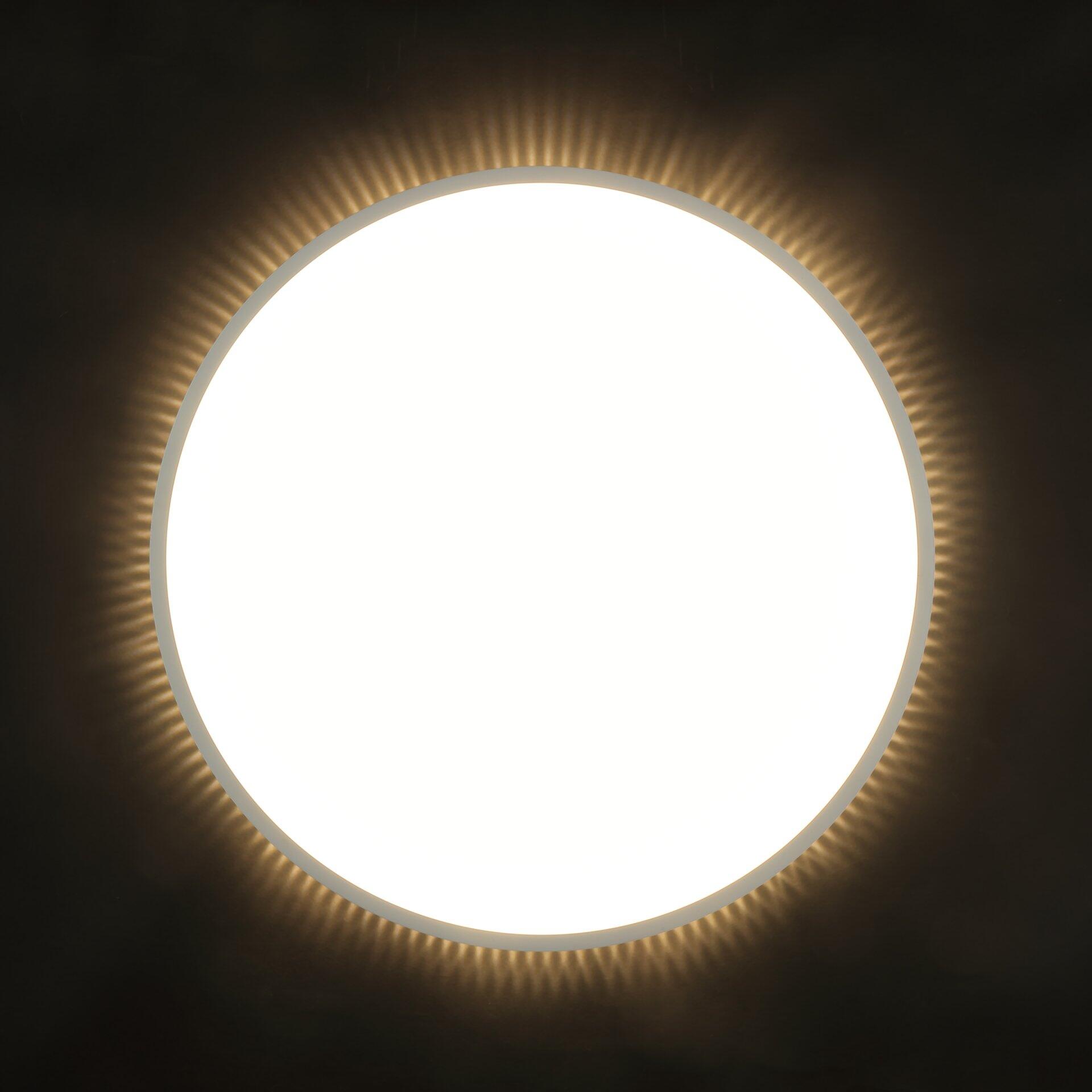 Deckenleuchte Solistra, rundes Design mit hellem, diffusem Licht und einem hellen Kreis.