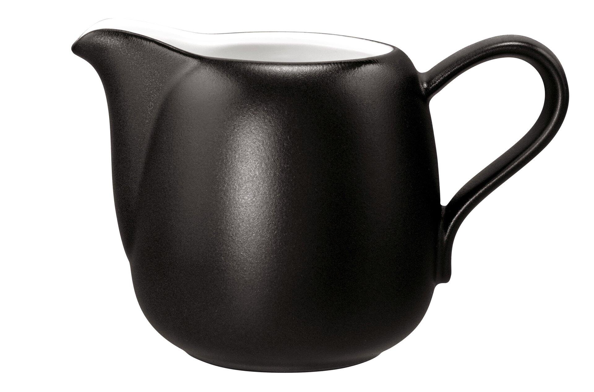 Milchkännchen Liberty, Velvet Black, in Dreiviertelperspektive mit schlankem Henkel und konischer Ausgießhilfe.