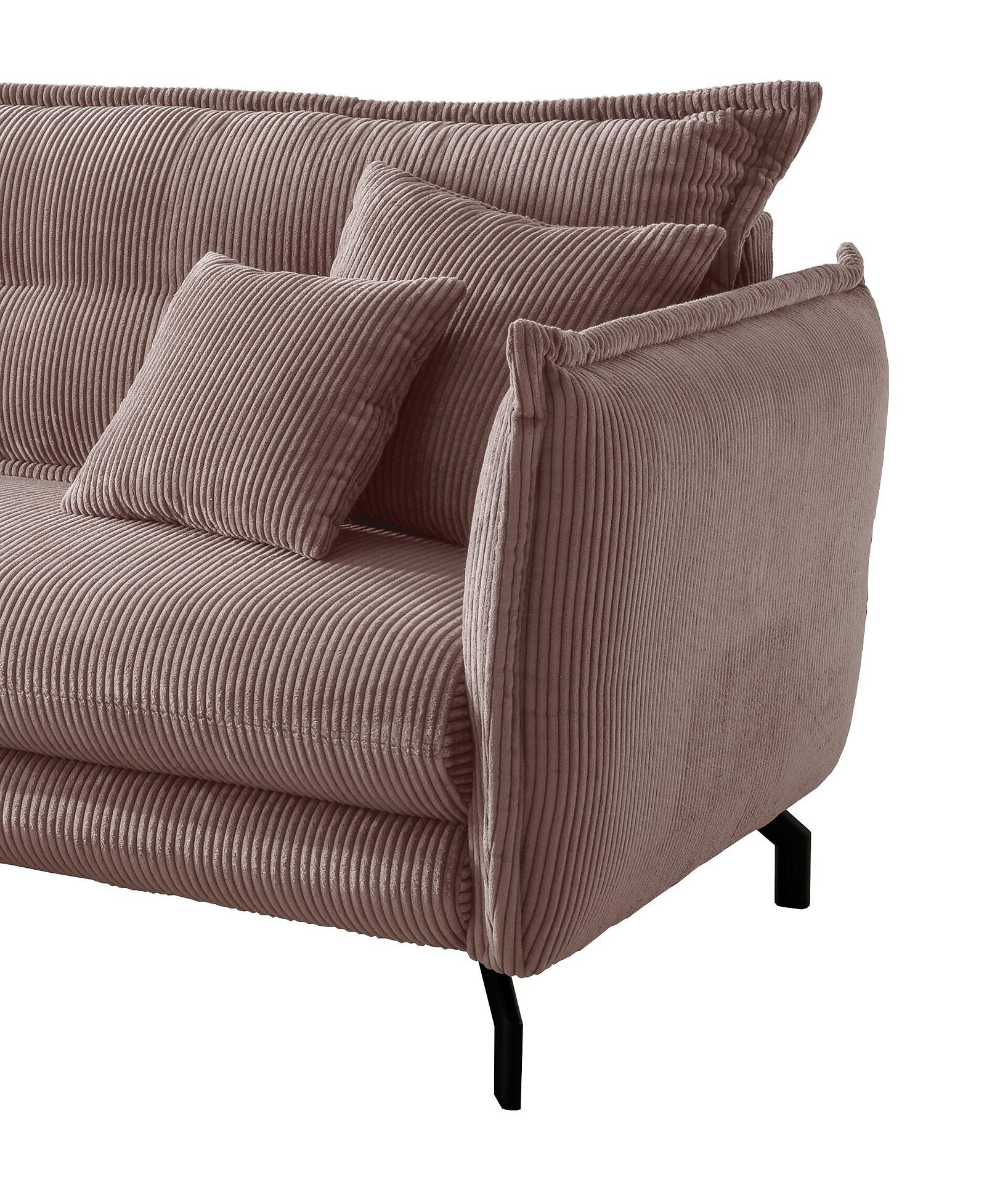 Helle Cord-Ecksofa Lava in Dreiviertelperspektive mit hochgezogener, geschwungener Rückenlehne, großzügigen Armlehnen und Metallfüßen in Schwarz.