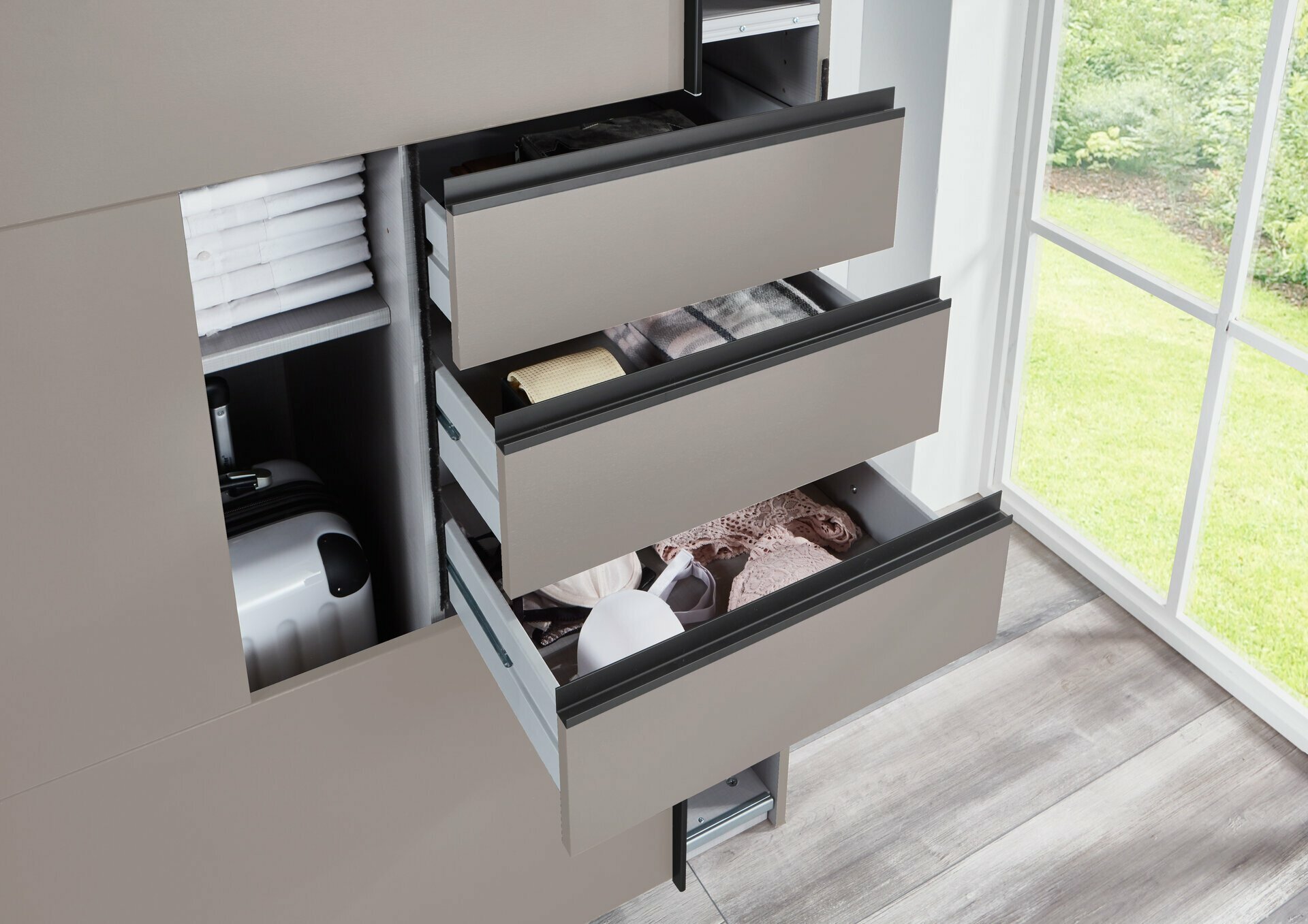 Schwebetürenschrank, Saigon