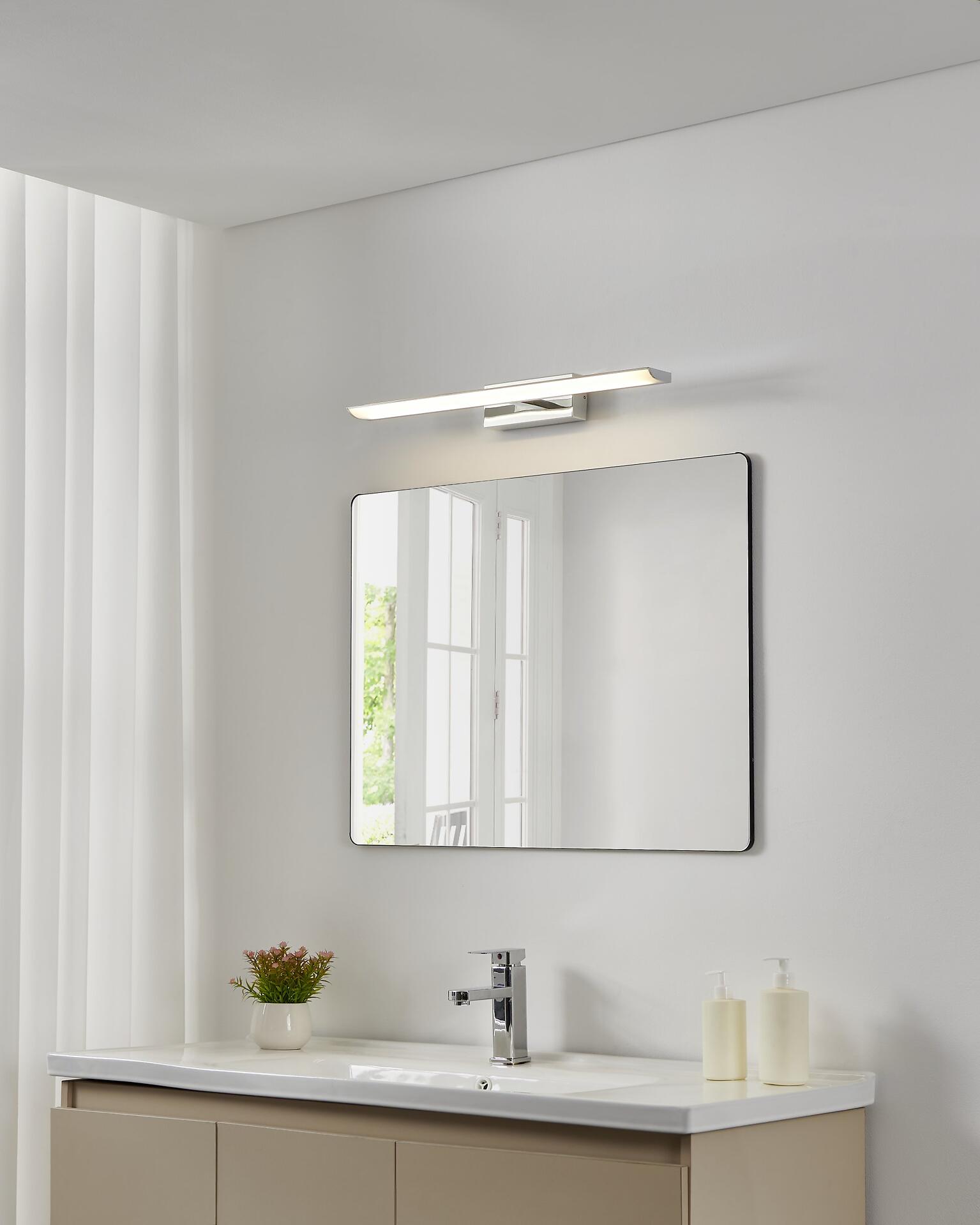 Wandleuchte Tabiano-Z mit schlankem Design, angebracht oberhalb eines rechteckigen Spiegels in einer Badezimmereinrichtung.