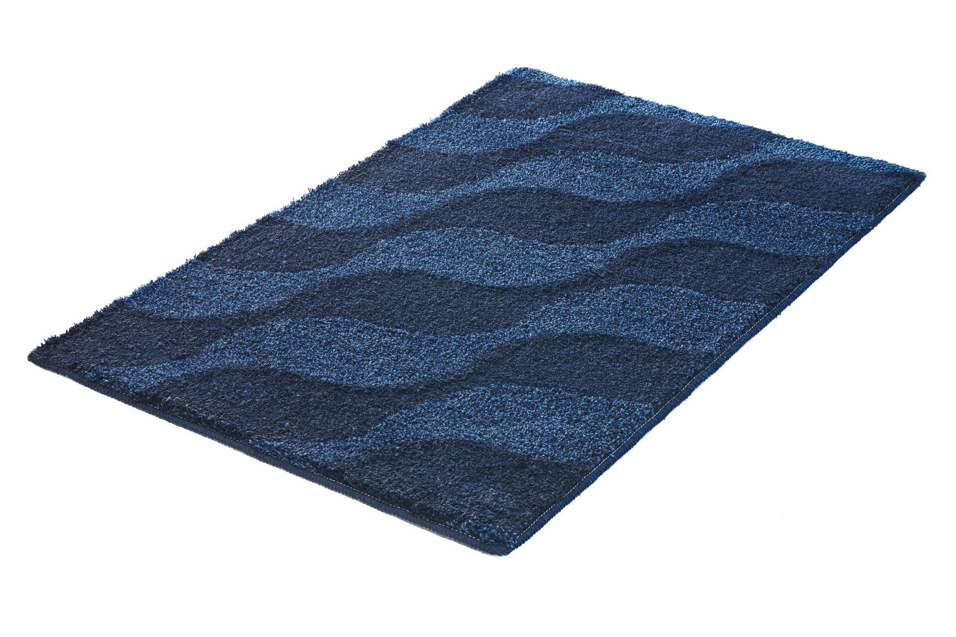 Navy Badteppich Onda mit marmoriertem Design und flauschiger Textur, leicht von oben fotografiert.