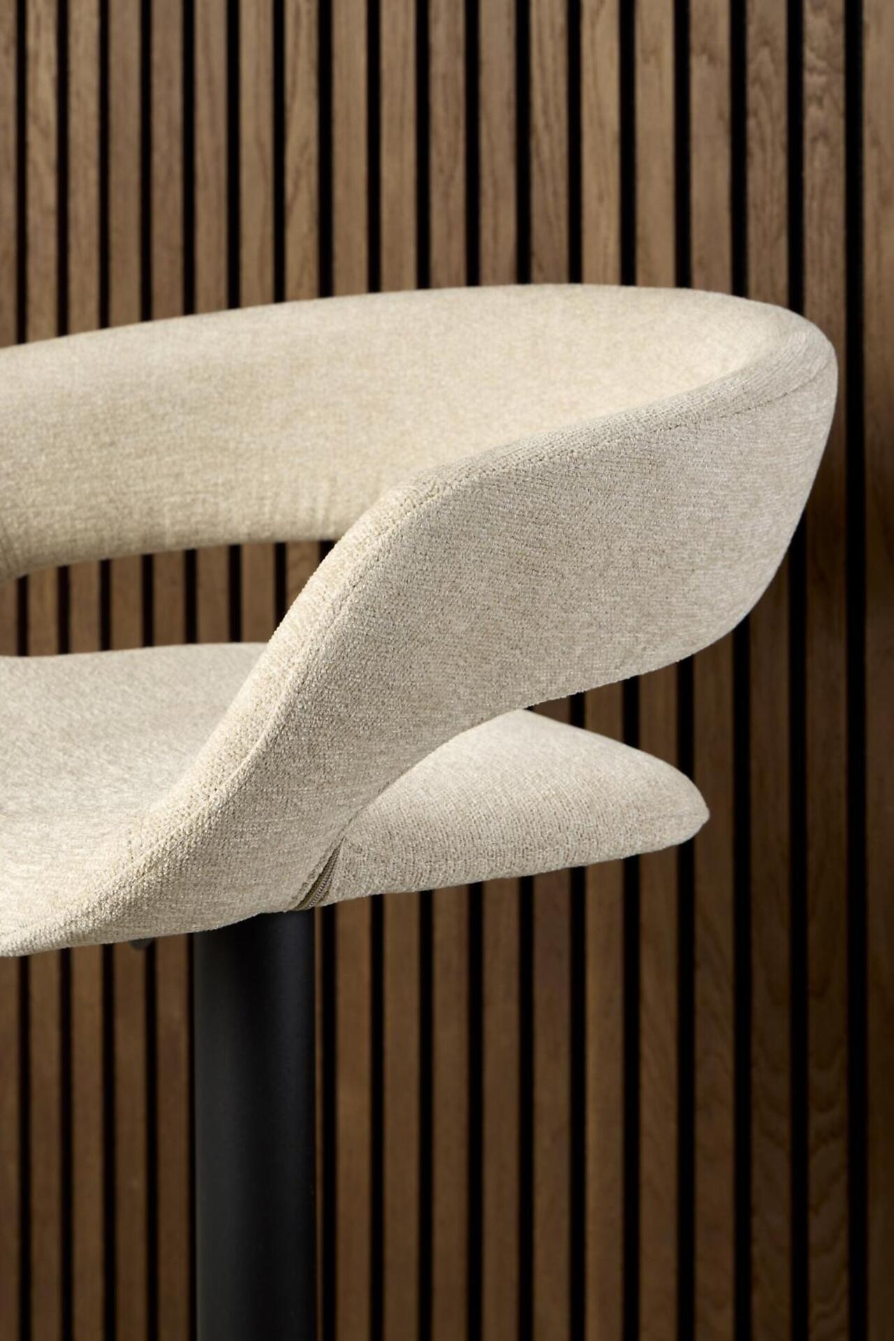 Barhocker Grace mit geschwungenem Design und schwarzer Metallbein-Konstruktion, die die Drehfunktion und die Fußstütze betont.