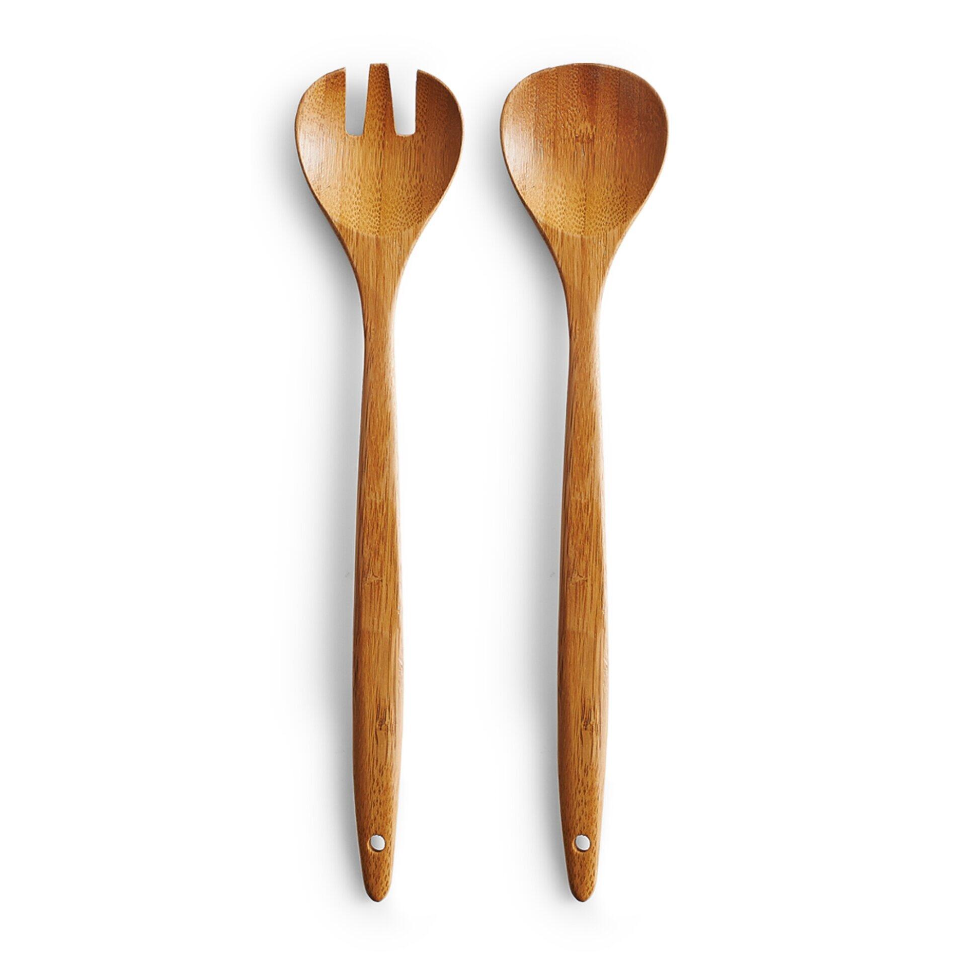 Salatbesteck aus Holz mit schlanken Griffen, kleinen Löchern und einer leicht konkaven Löffelform sowie vier stabilen Gabelzinken.