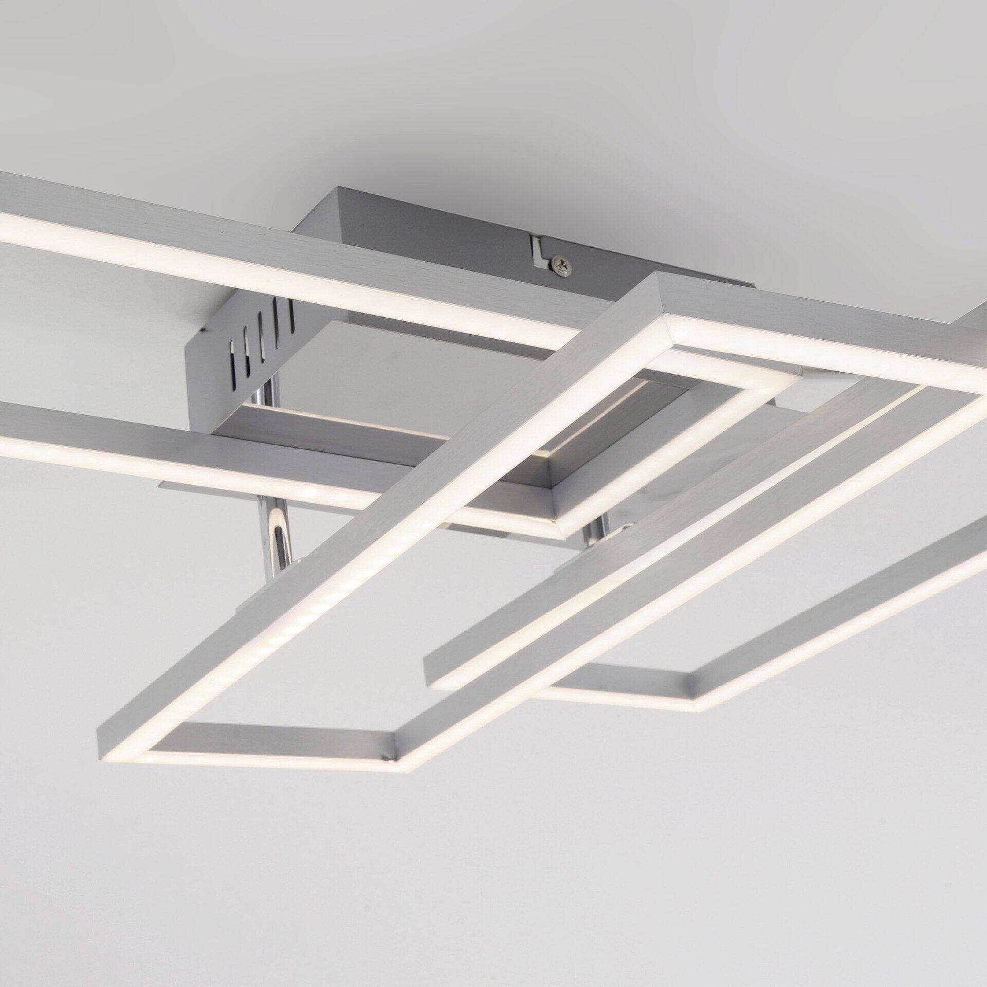 Moderne Deckenleuchte Frame mit ineinander verschachtelten, silberfarbenen Rahmen und integrierter LED-Beleuchtung an den inneren Kanten, aus der unteren Perspektive erkennbar.