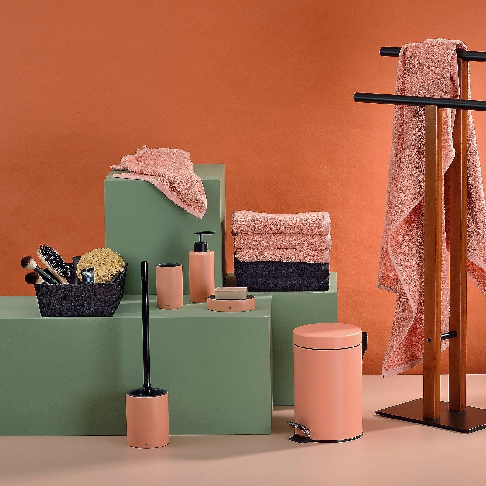 Kosmetikeimer Monaco auf einer Podest-Anordnung in einer stilvollen Badezimmer-Szene, die von unten aufgenommen ist, um die Höhe und Form der Accessoires zu betonen.