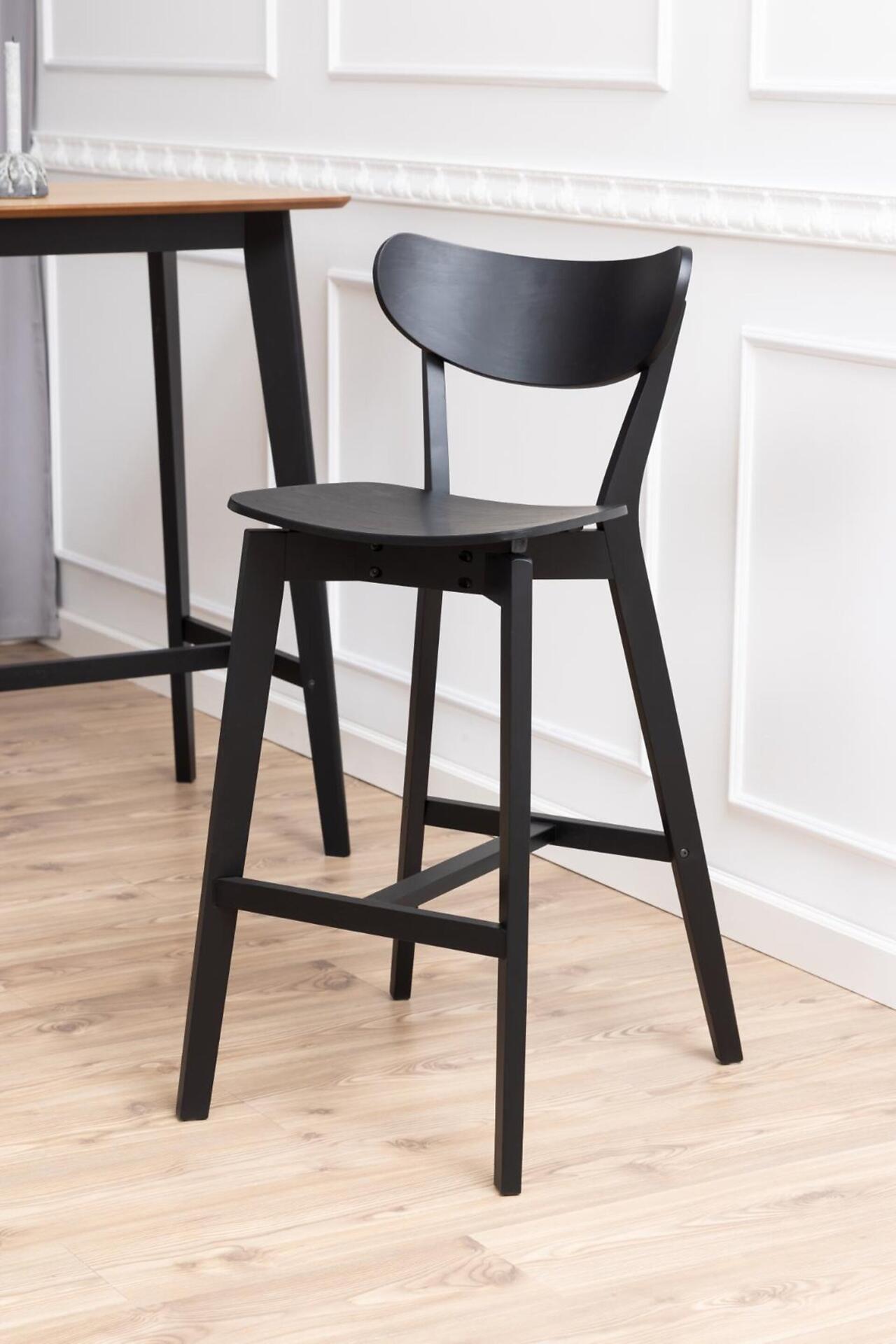 Barhocker Roxby mit Fußstütze und trapezförmigem Fußring, diagonal zur Betrachterachse dargestellt.