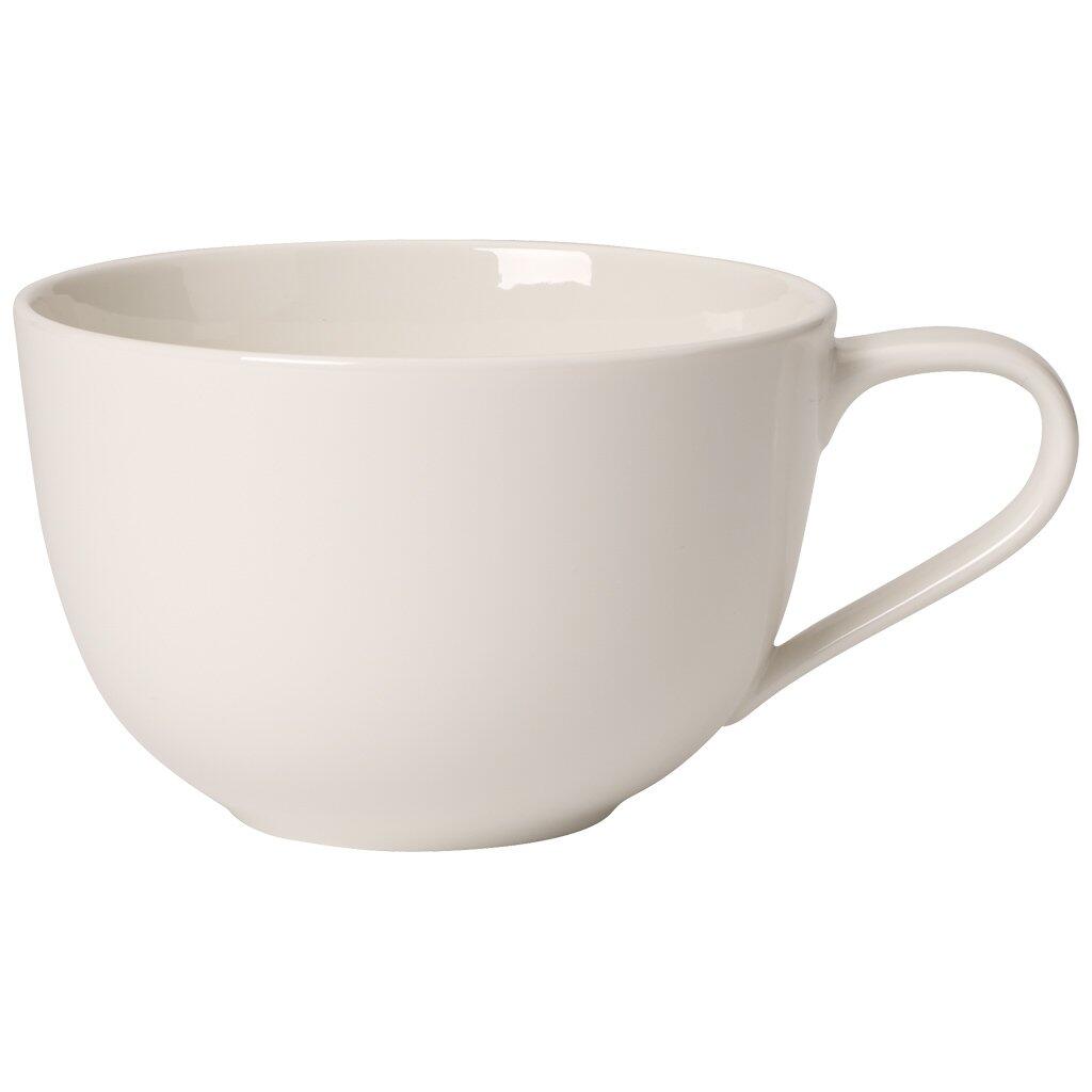 Weiße Frühstücksobertasse "For Me" von Villeroy & Boch im 3/4-Profil mit leicht konischer Form, breitem Rand und schlankem Henkel.