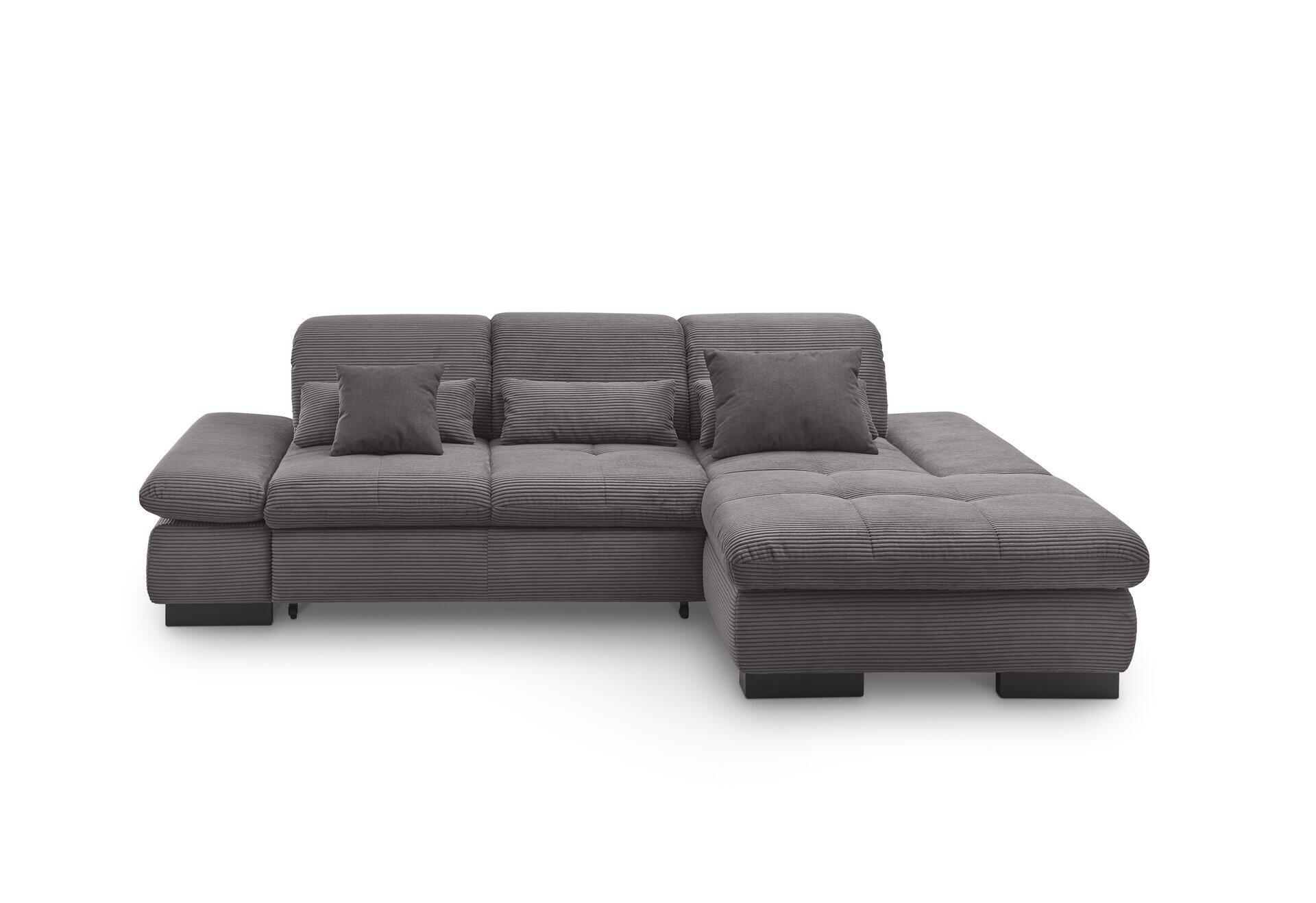 Eckcouch SO 4100 in Frontalperspektive mit schrägen Rückenlehnen, ausgezogener Liegefläche und drei Dekokissen.
