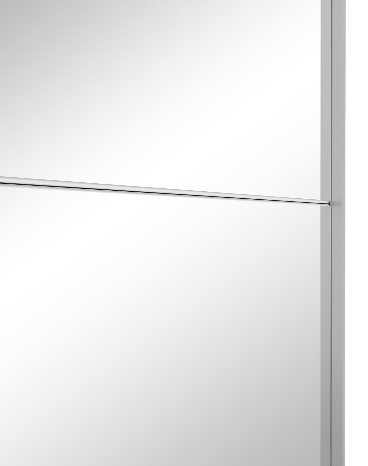 Nahaufnahme eines Schwebetürenschrank Neo mit zwei weißen, glänzenden Türen und silberfarbener Trennleiste, die die glatte Oberfläche und die perspektivische Anordnung zeigen.