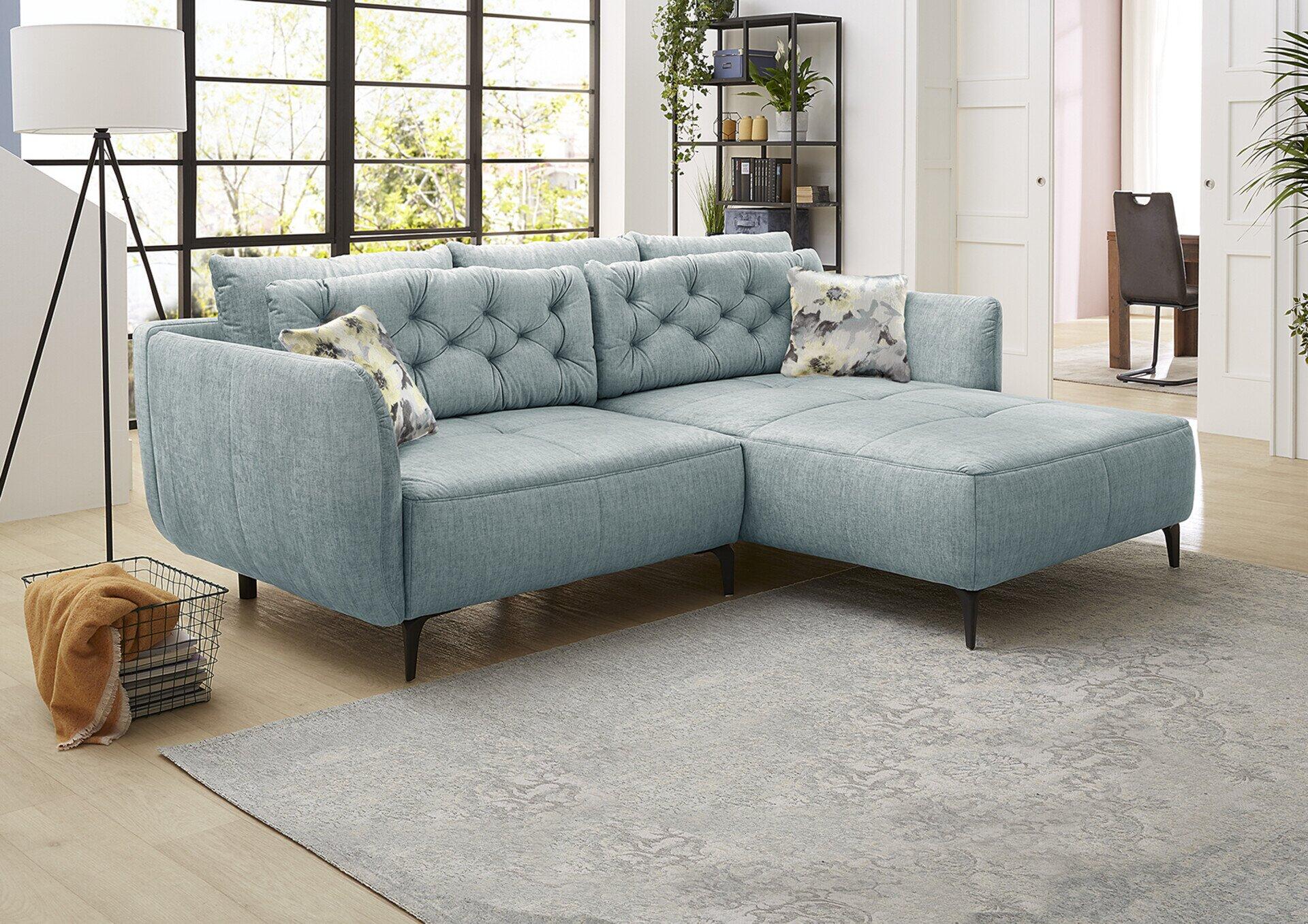 Wohnlandschaft Salo in hellblau mit Chaiselongue, schwarzem Fuß und erhöhter Rückenlehne, die als rechts- oder linksseitiger Anbau montierbar ist.