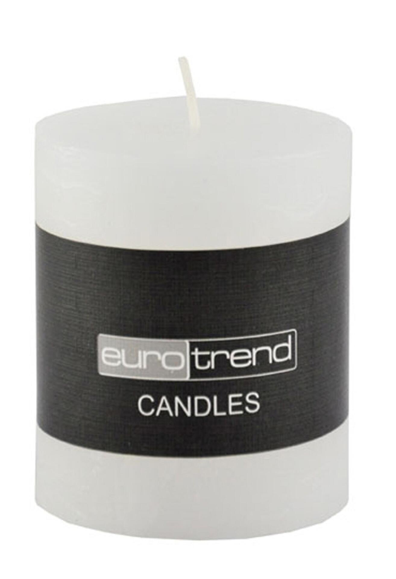 Weiße Cylinderkerze Rusti mit schwarzer Binde und Schriftzug "euro trend candles" aus nächster Entfernung.