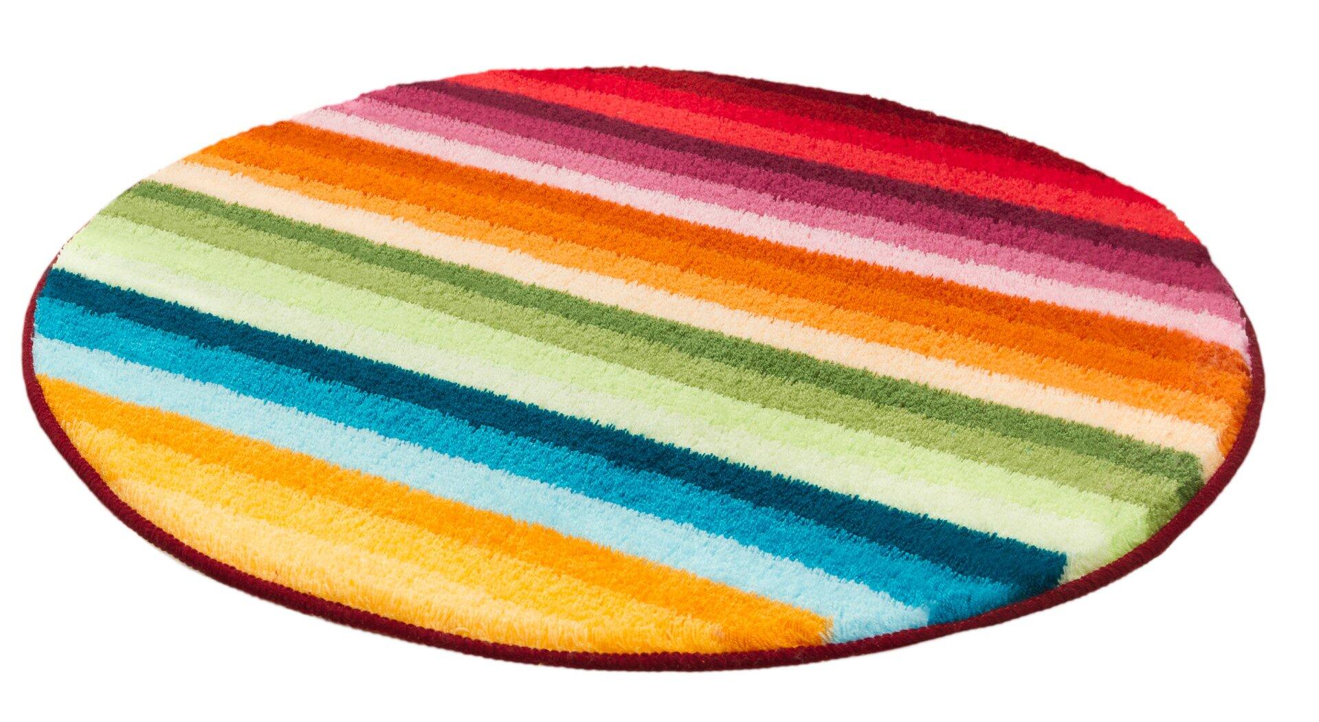 Runder Badteppich "Funky" mit flauschiger, weicher Textur und farbenfrohem, horizontalem Streifenmuster in leuchtenden Farben von Rot bis Violett.
