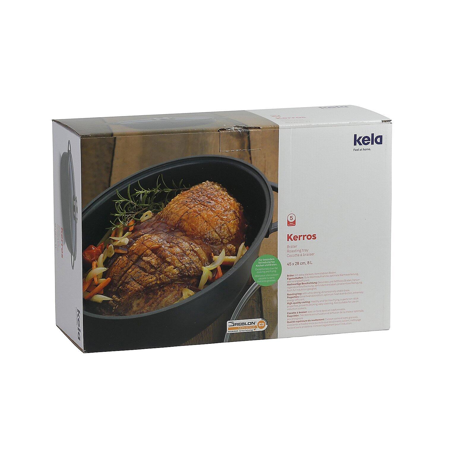 Keramik-Bratofen Kerros von Kela mit gebratenem Hähnchen und Kräutern, detailreiche Nahaufnahme der schwarzen, matten Oberfläche sowie der Produktinformationen wie Größe, Fassungsvermögen und Funktionssymbole.