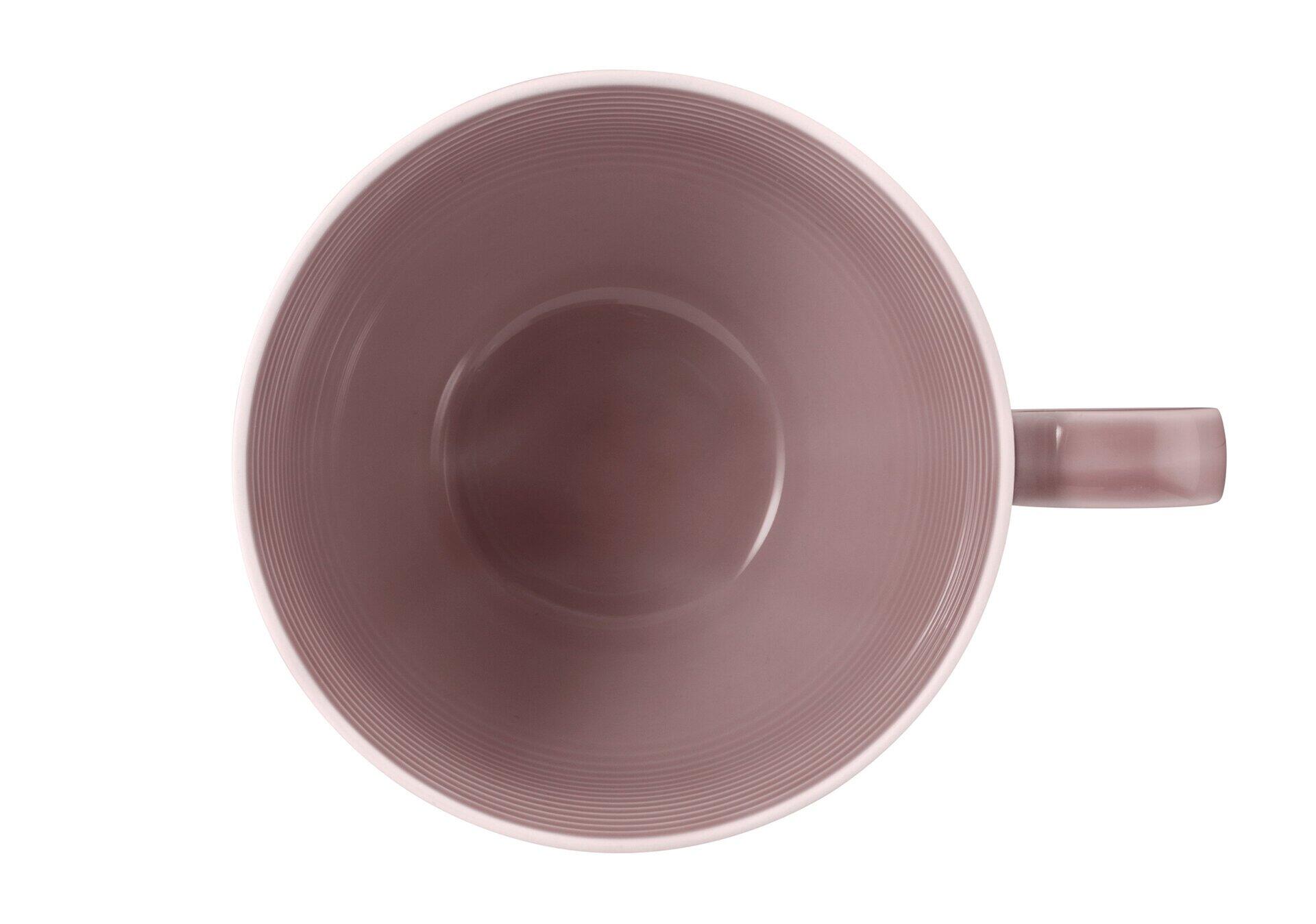 Nahaufnahme der helllila Milchkaffeeobertasse Beat mit nach innen gewölbtem Rand und Henkel, aus Vogelperspektive sichtbar.