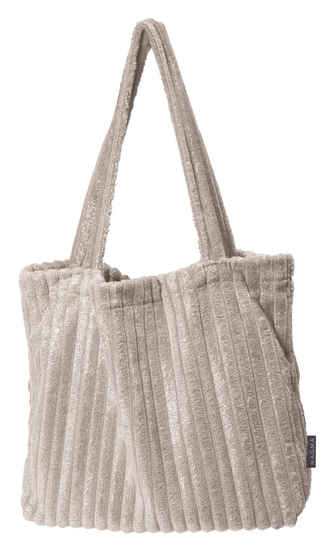 Tasche Silencio: Helle, rechteckige Tragetasche mit weich gebogenen Tragegriffen und einem kleinen "MAGMA"-Etikett.