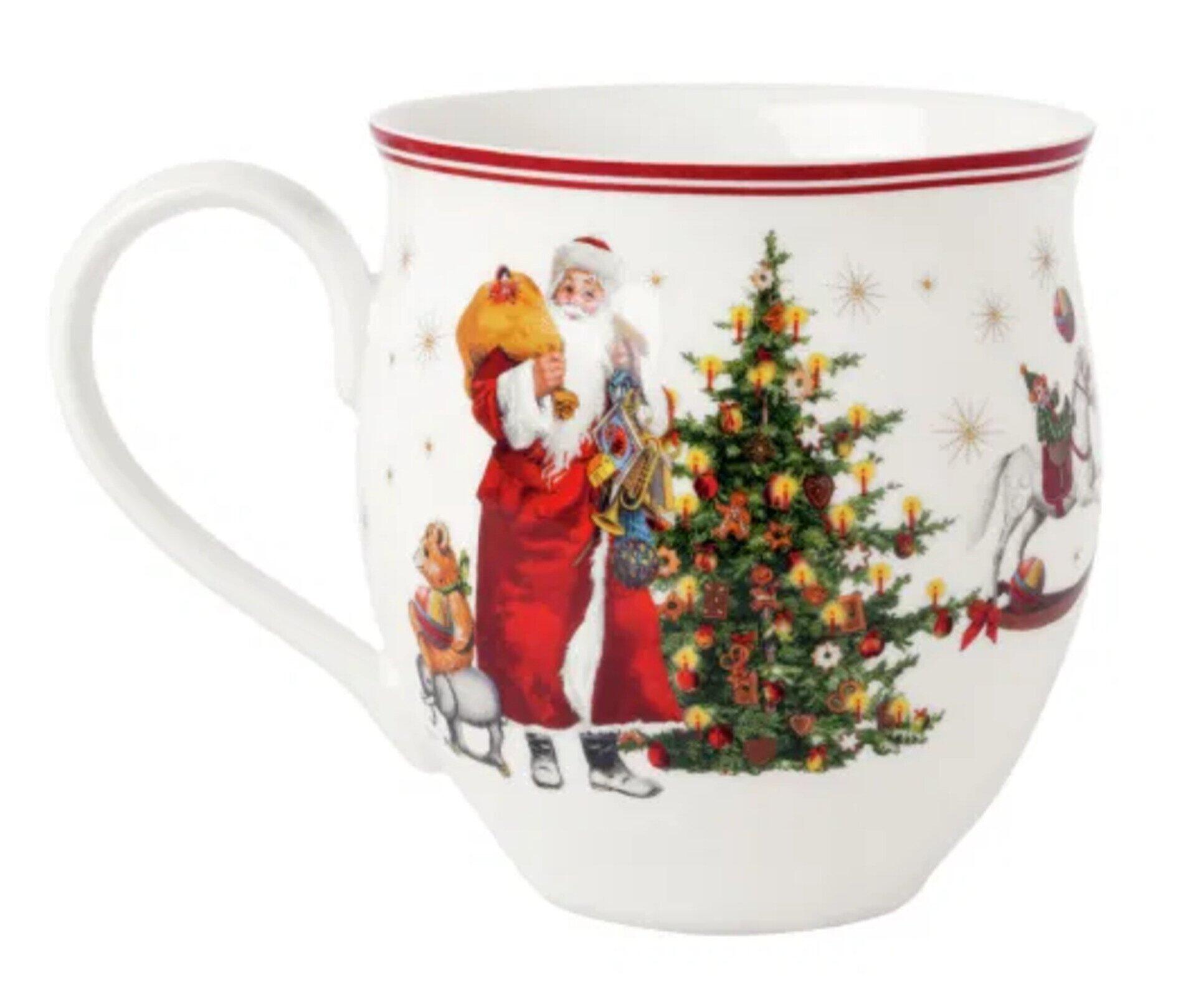Weihnachtsbecher Toy's Delight von Villeroy & Boch mit weihnachtlichem Motivdruck, der einen Weihnachtsmann, einen Teddybären und im Hintergrund einen geschmückten Weihnachtsbaum zeigt.