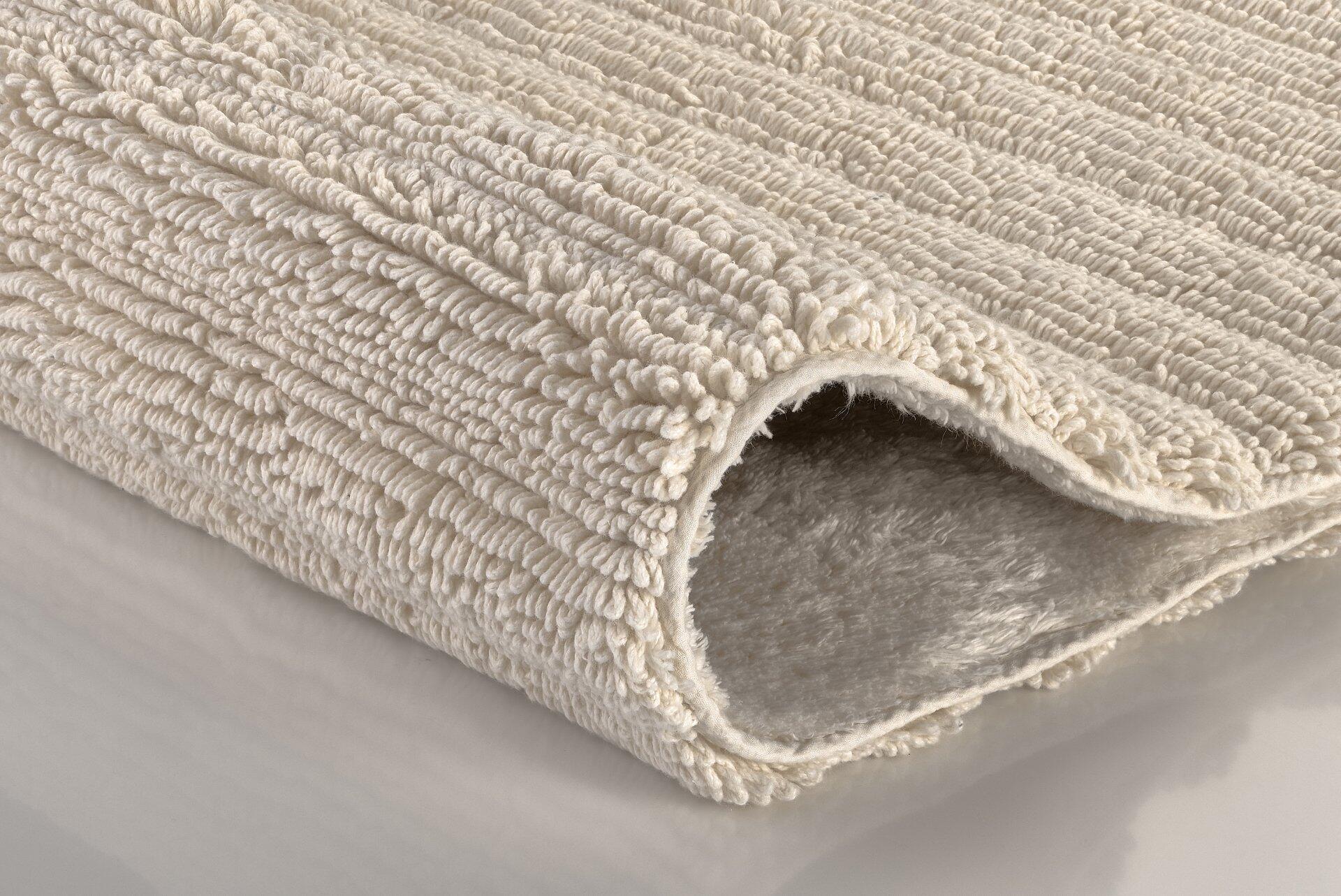 Badteppich Yara aus Baumwolle mit cremefarbenen Noppen und flauschiger Unterseite, Detailaufnahme aus der Vogelperspektive.