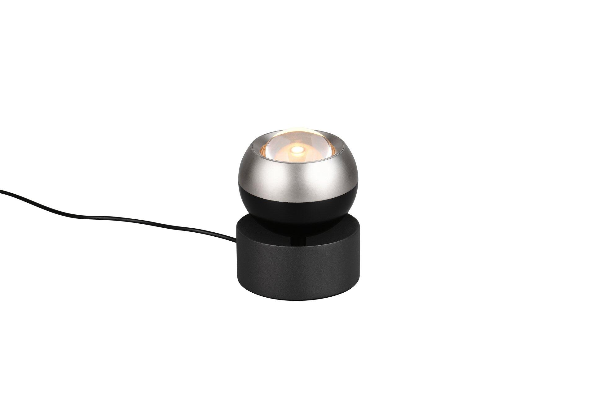 Tischleuchte Orbit mit silbernem, halbkugelförmigen Schirm und Touch-Funktion zur einstellbaren Lichtfarbe, dargestellt aus 3/4-Perspektive.