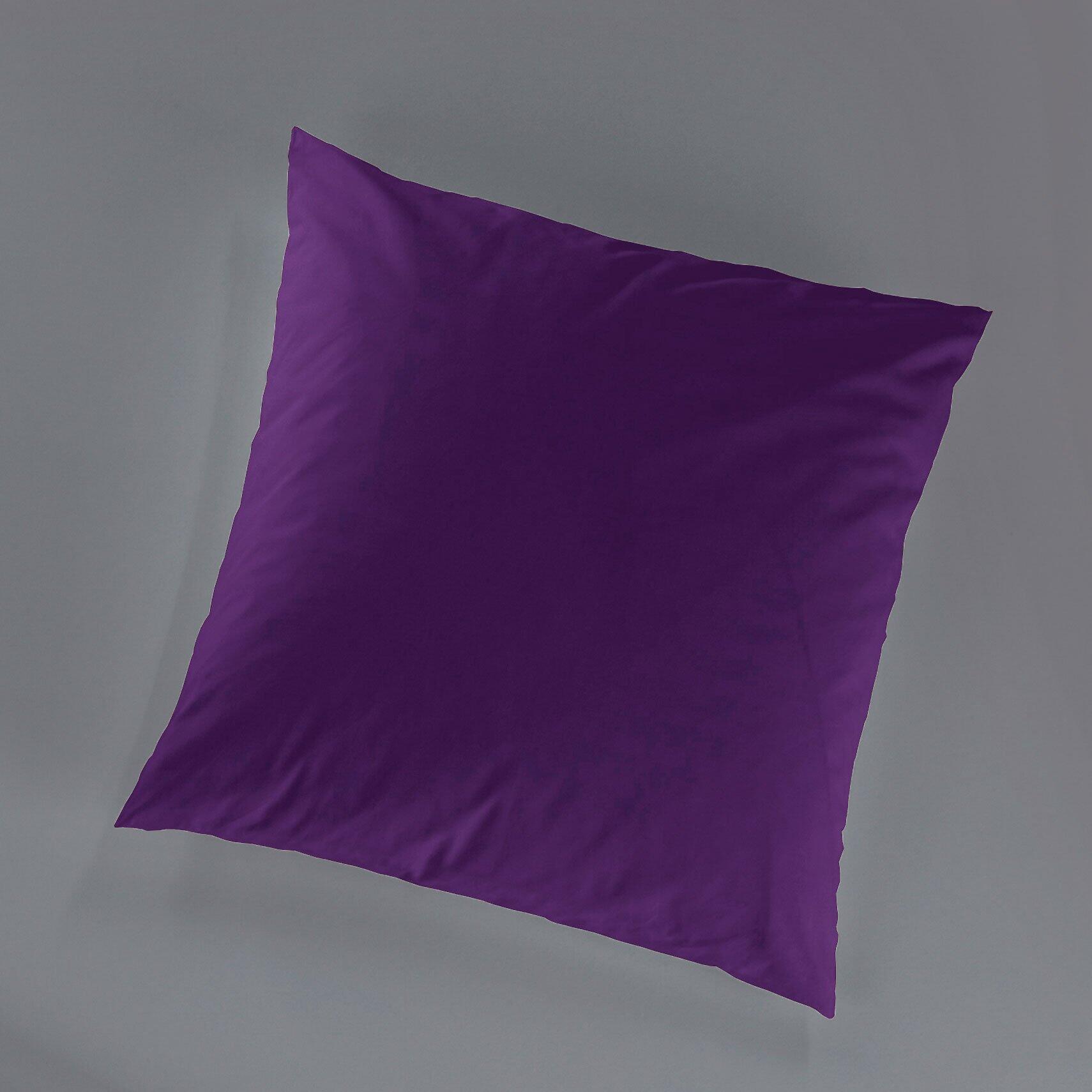 Violettes Kissen in Mako-Feinjersey-Qualität mit Reißverschluss, schräg vor grauem Hintergrund dargestellt.