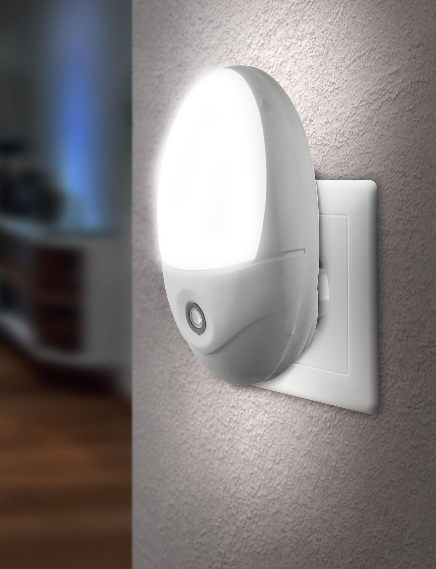 Wandleuchte CHASER mit tropfenförmigem Design, weißem Gehäuse und Bewegungsmelder, die an einer Wand angebracht ist und ein helles, tageslichtweißes Licht abgibt.