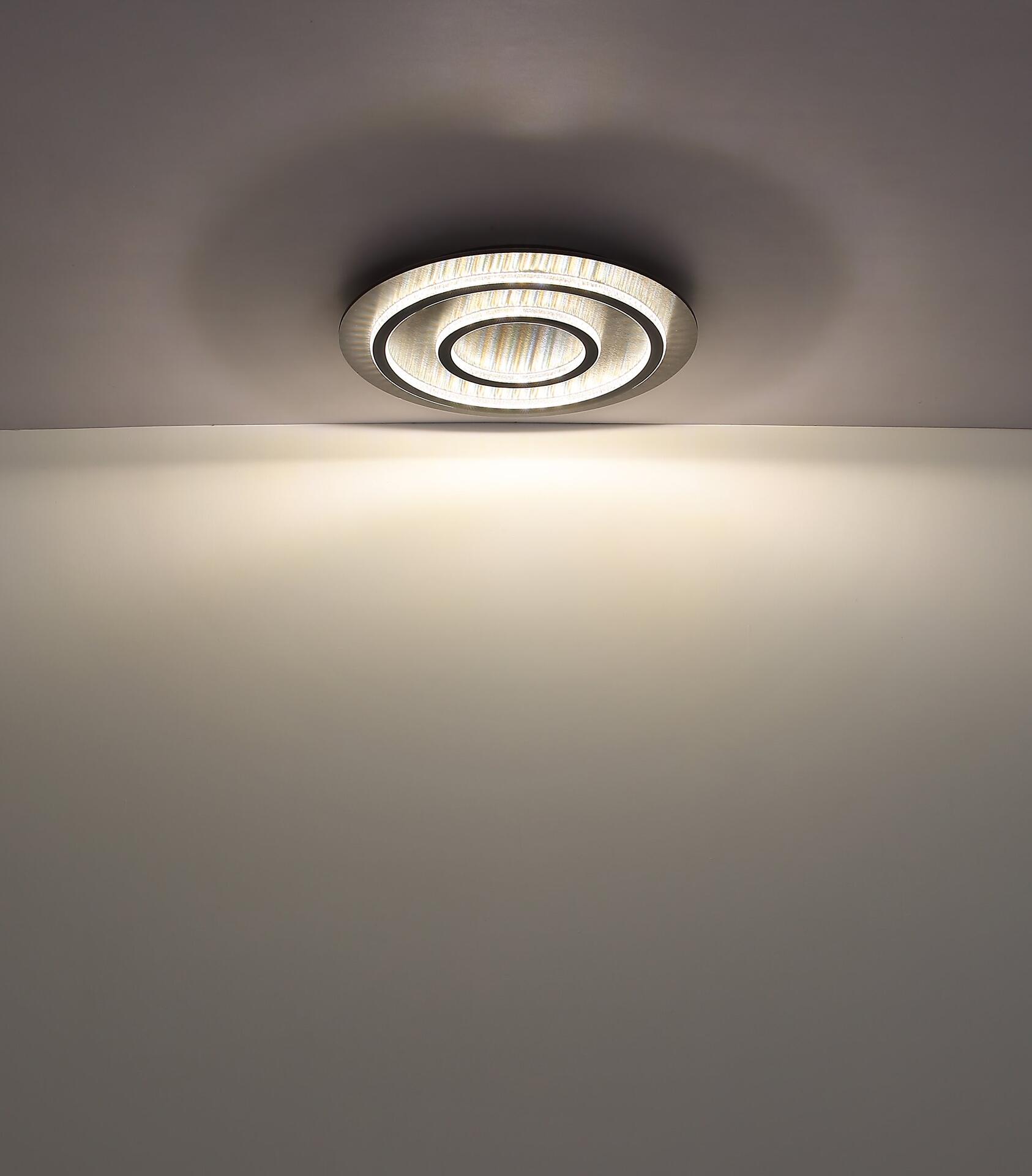 Deckenleuchte JAYDEN mit Kunststoffkristallen und einem flachen, ringförmigen Design, das von unten eine weiche und gleichmäßige Beleuchtung erzeugt.