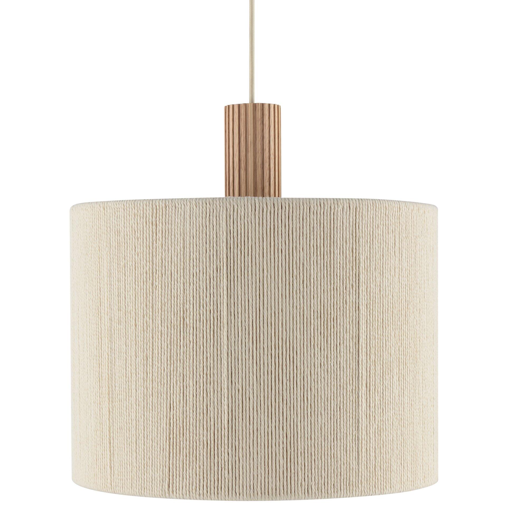 Pendelleuchte Arlo mit zylindrischem, geriffeltem Schirm in Beige, eingefasst von einem Holzteil, an einem kürzbar-verstellbaren weißen Kabel.