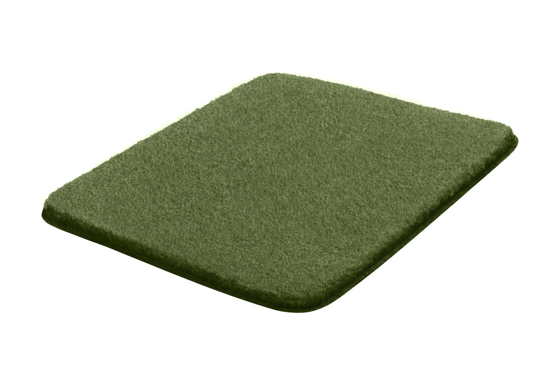 Dunkelgrüner Badteppich Meadow aus dichtem Polyester-Filz, aus schräger Perspektive fotografiert, um die flauschige Oberfläche zu zeigen.