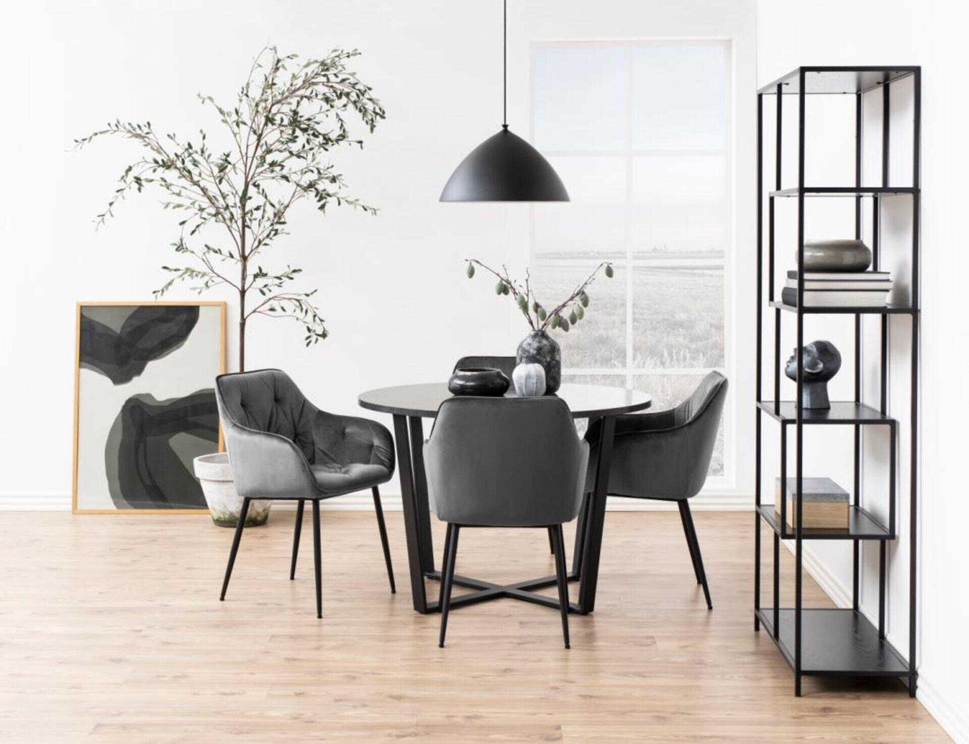 Modernes Esszimmer mit rundem Tisch, Stühlen, Pendelleuchte und Kunstwerk.