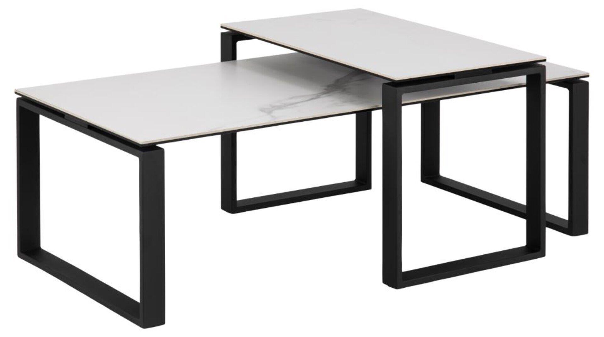 Couchtisch Katrine, Set aus 2, mit zwei Ebenen und weißem Marmormuster auf der Tischplatte, bestehend aus einem oberen Teil und zwei unteren Hälften, auf schlanken schwarzen Metallbeinen.