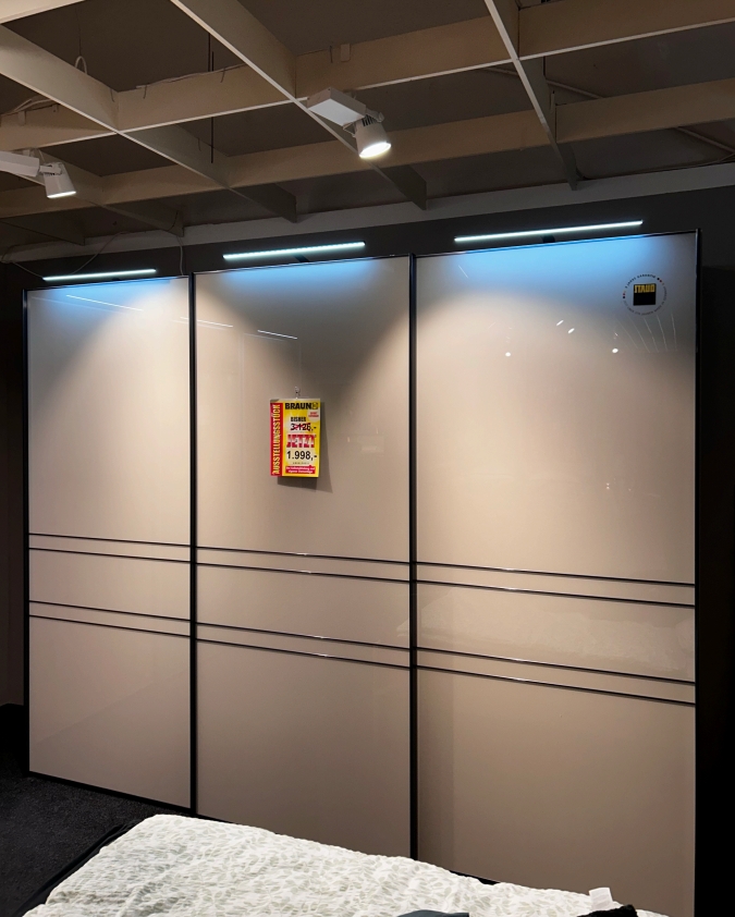 Schwebetürenschrank