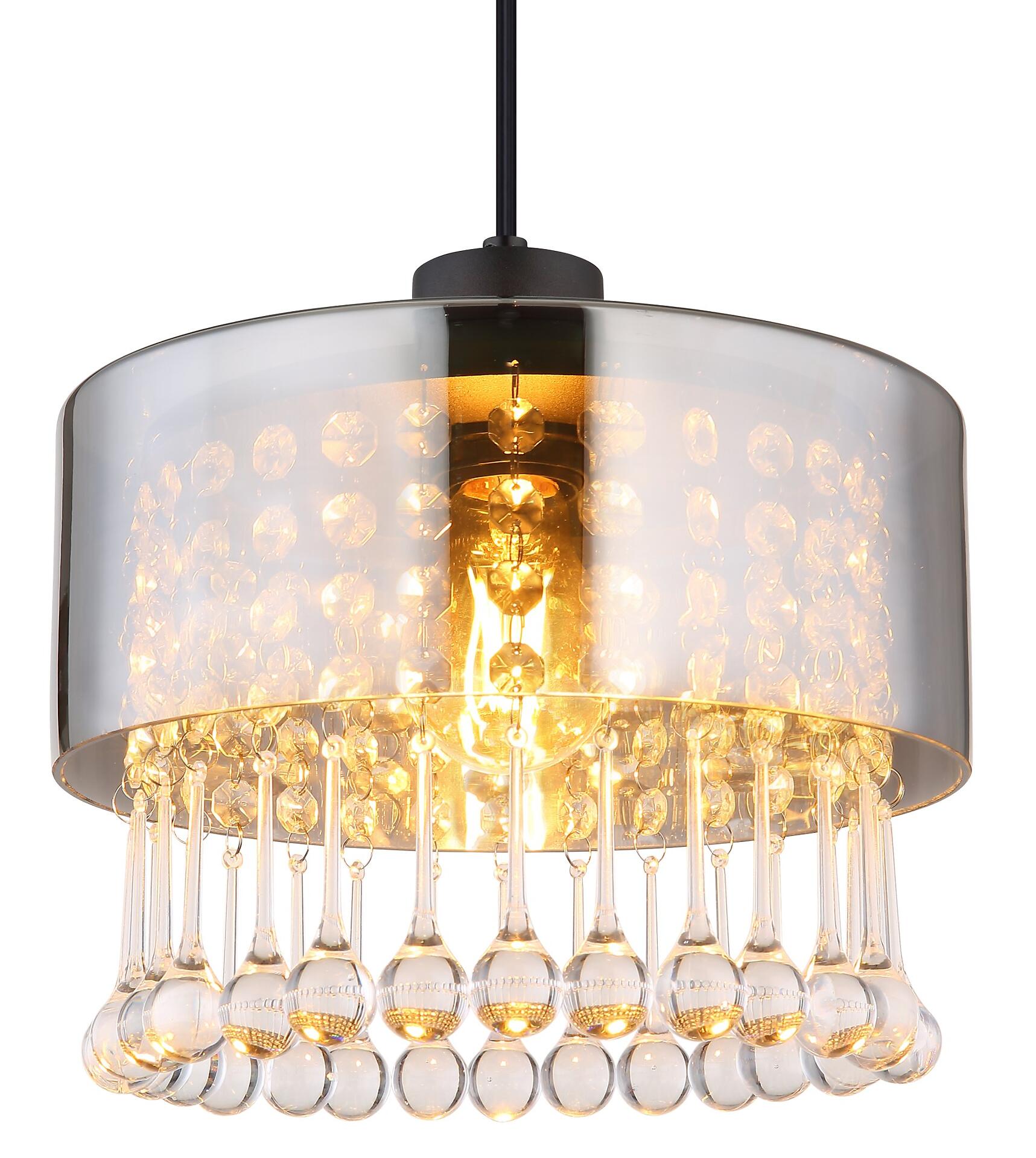 HENDRY Hängeleuchte, silberfarbener Lampenschirm mit Kristallperlen und zylindrischem Aufhängearm, Detailaufnahme des Lichtspiels durch die Perlen.