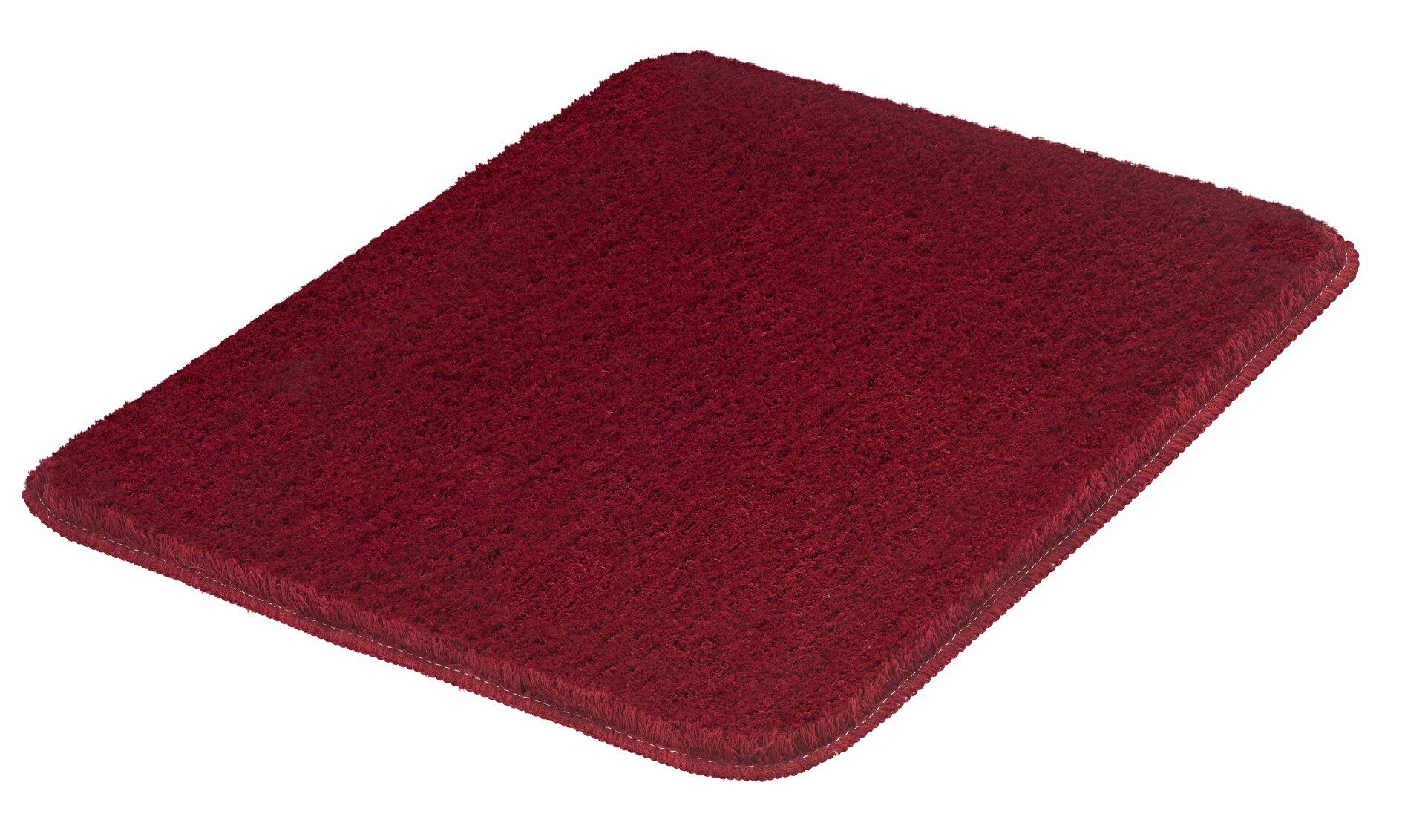 Roter Badteppich Marco aus Polyester, aus schräger Perspektive fotografiert, der eine strukturierte, fast voluminöse Oberfläche zeigt.