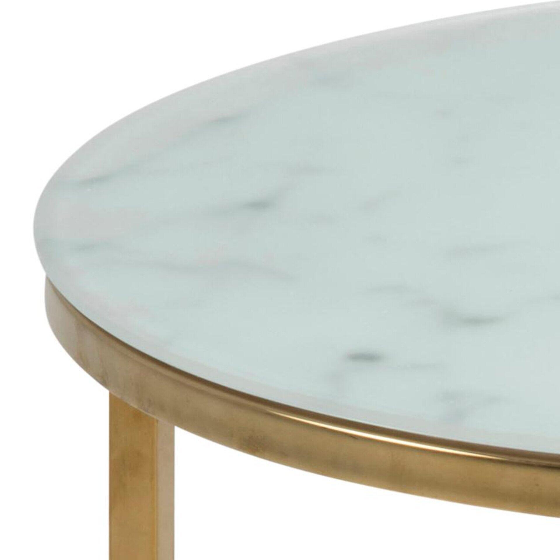 Ecktisch Alisma mit weißer Tischplatte im Marmor-Look und goldenem Metallgestell.