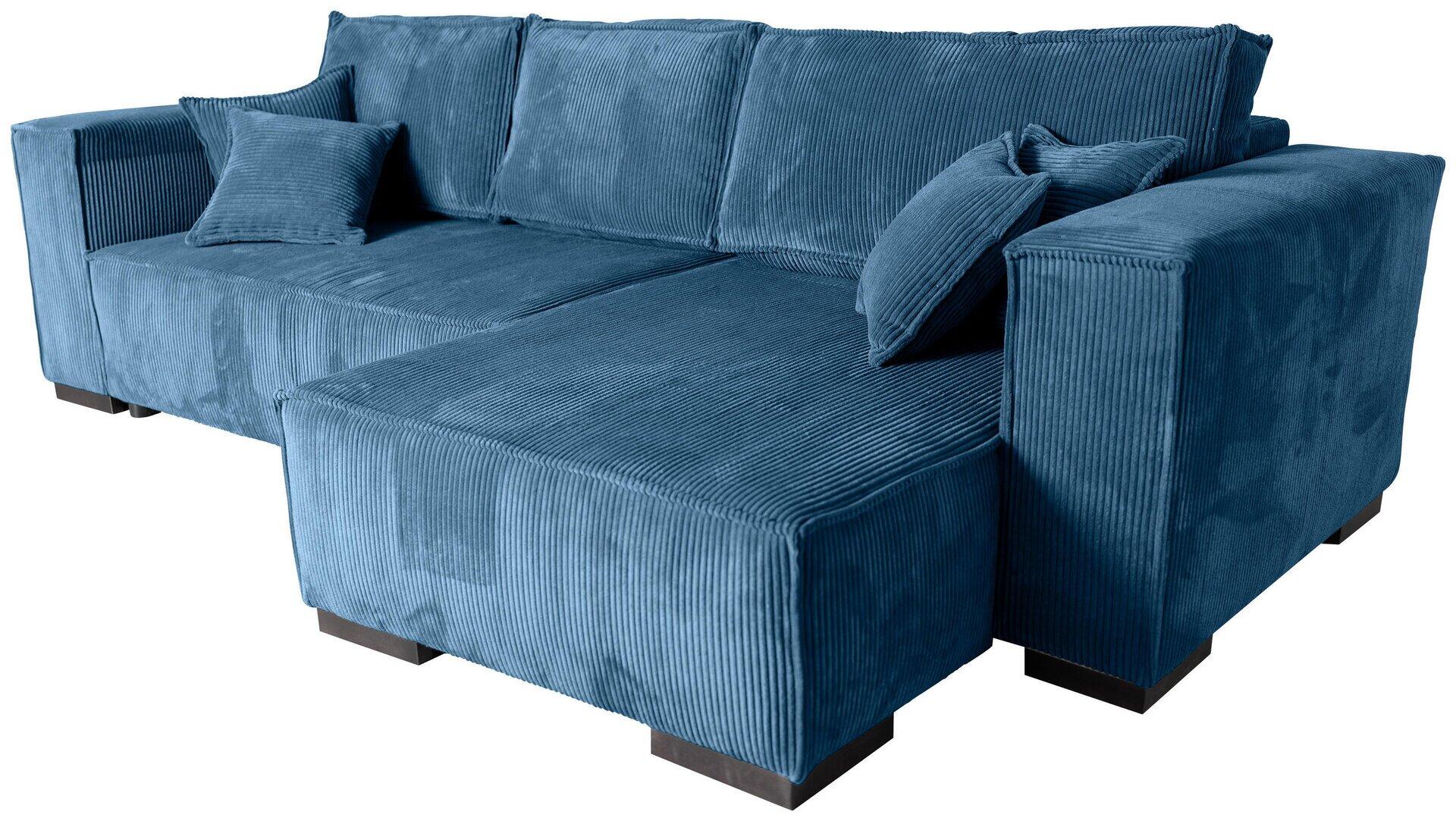 Ecksofa Mango mit Samtbezug in Blau, Blickwinkel von der Seite zeigt die modulare Form und die Chaiselongue-Funktion mit Cord-Zierkissen und dunklen Holzfüßen.