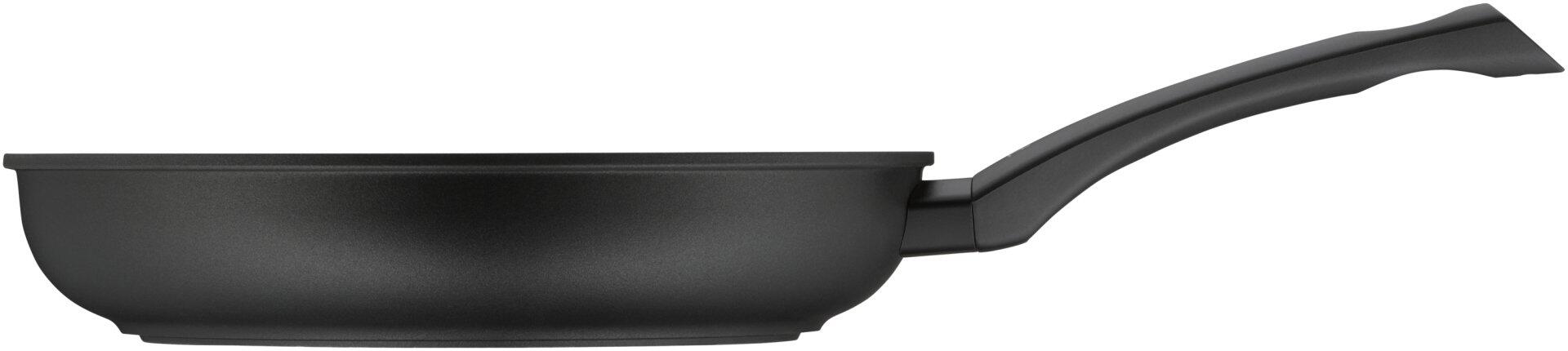 Stielpfanne Merida in Anthrazit mit leicht konischer Form und ergonomisch geformtem Griff, aus Seitenansicht mit geschlossenem Deckel.