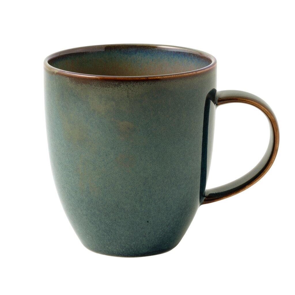 Graublaues Keramikbecher "Crafted Breeze" von Villeroy & Boch, aus der Seitenperspektive mit braunem Griff und Innenraum auf weißem Untergrund.
